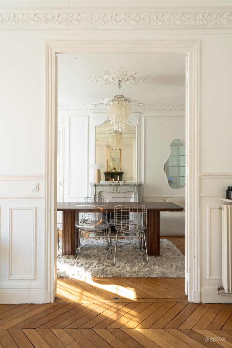  Sublime very bright Haussmannian apartment 