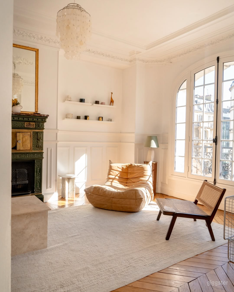  Sublime appartement haussmannien très lumineux 