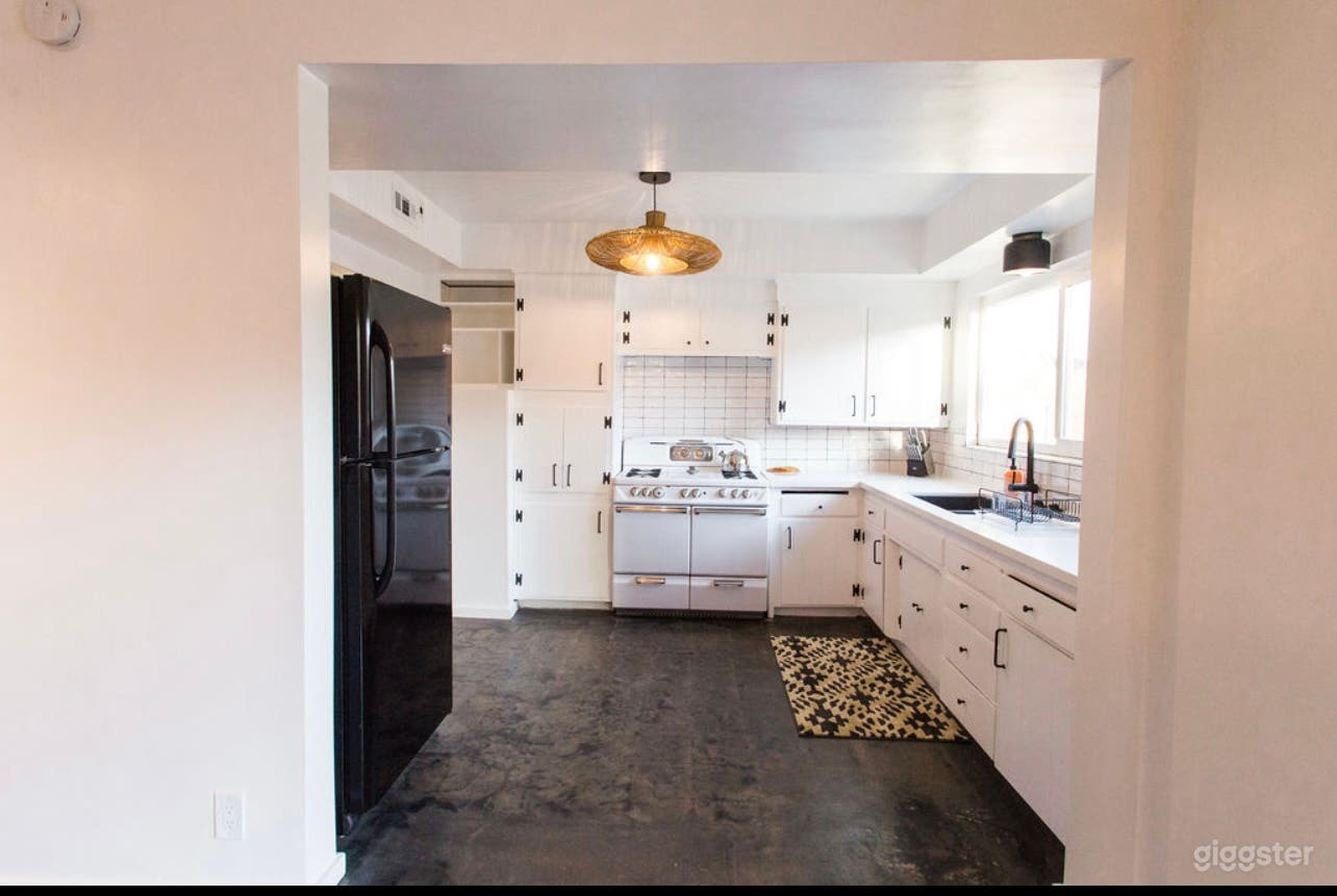 Eclectic Mid-Century modern desert retreat Photo 4