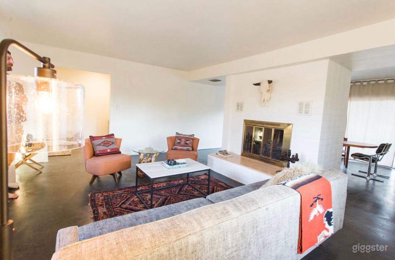 Eclectic Mid-Century modern desert retreat Photo 1