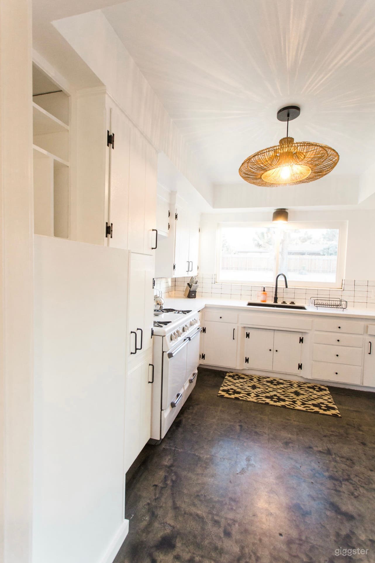 Eclectic Mid-Century modern desert retreat Photo 2