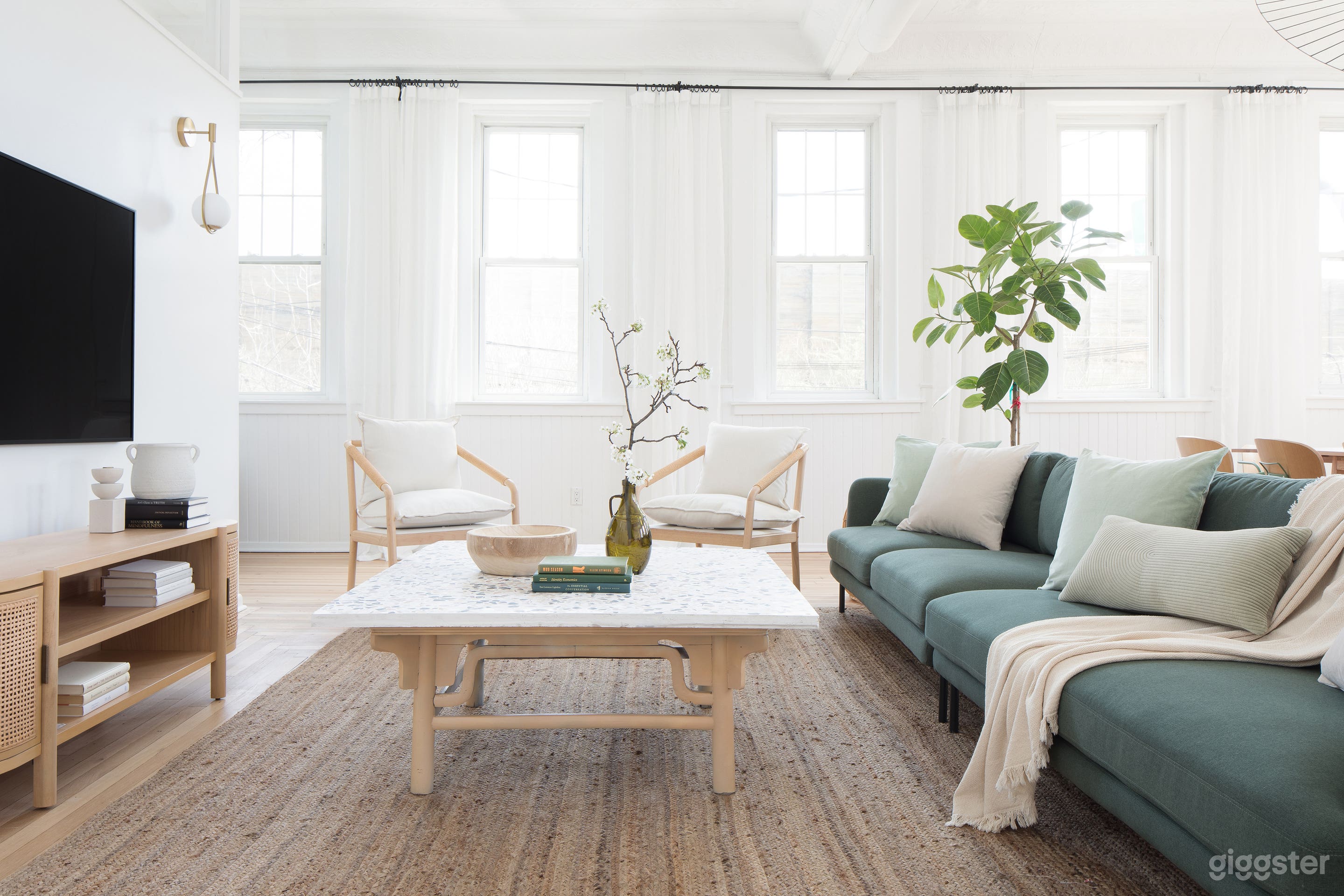 Stylish Spacious Loft with Incredible Light Photo 3