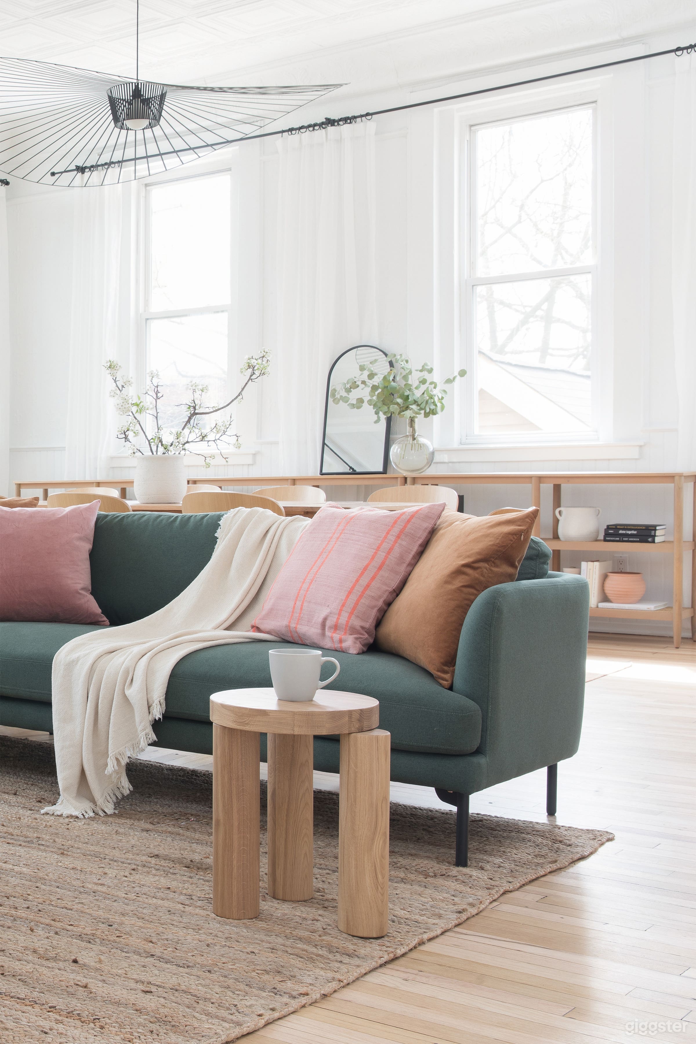 Stylish Spacious Loft with Incredible Light Photo 4