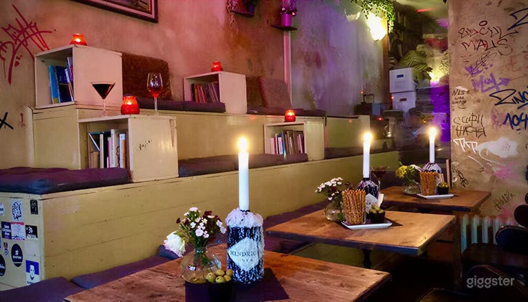  From morning meetings to late night beats – Corner Lounge. 