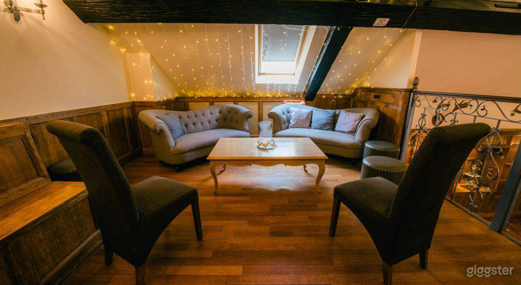 Minstrel Lounge Area Photo 1