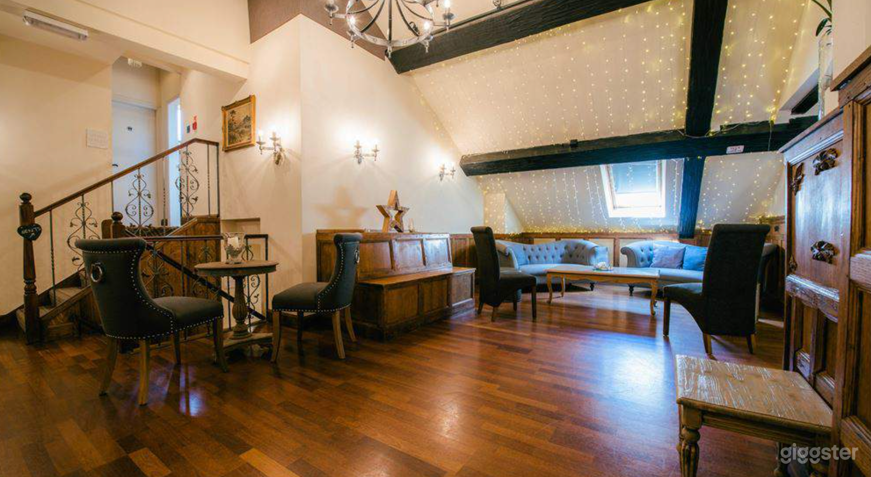 Minstrel Lounge Area Photo 2