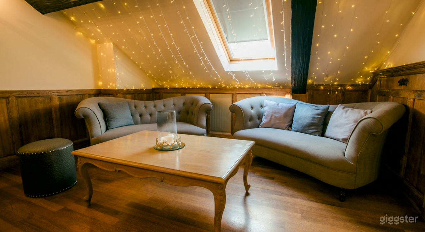 Minstrel Lounge Area Photo 3