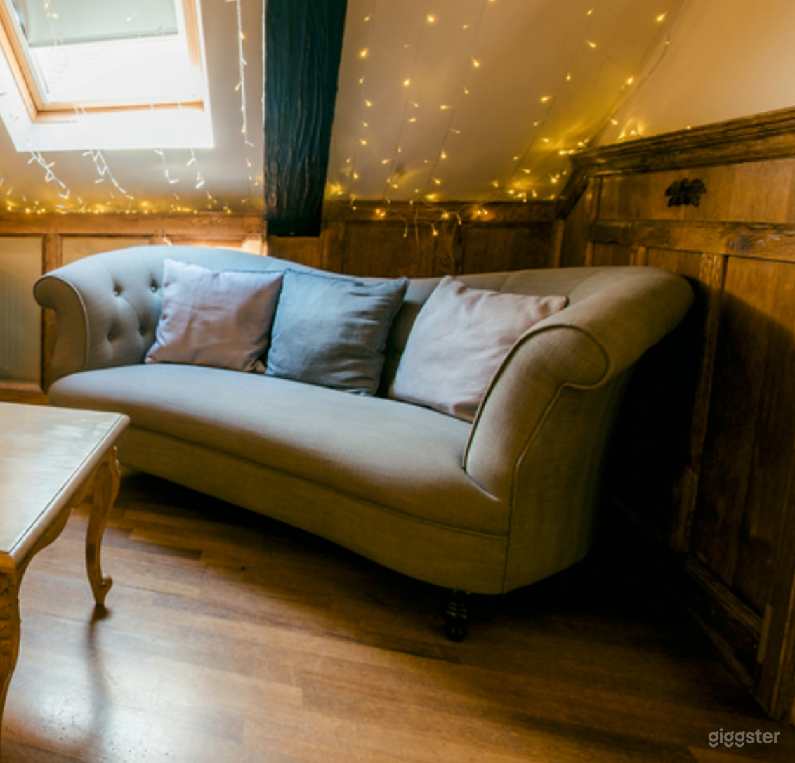 Minstrel Lounge Area Photo 4