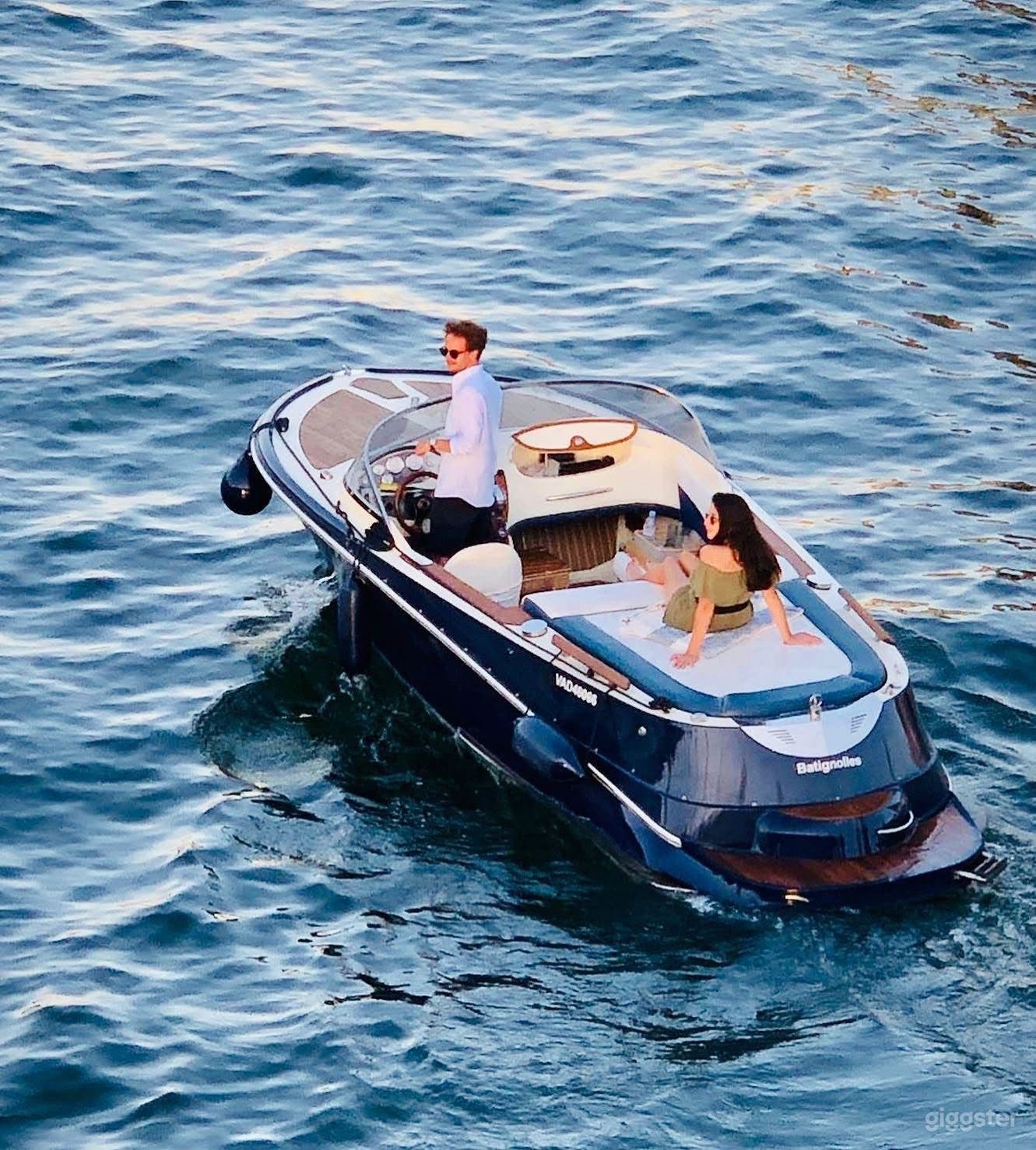 Elegant Classic-Style Boat on the Seine – Ideal for Intimate Photo 1