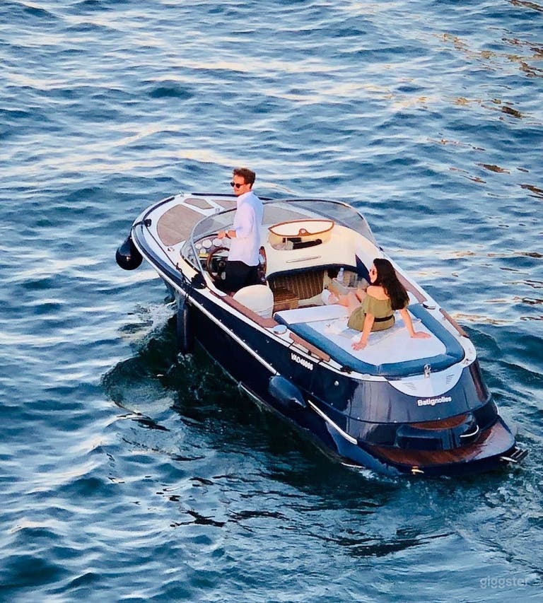  Elegant Classic-Style Boat on the Seine – Ideal for Intimate 