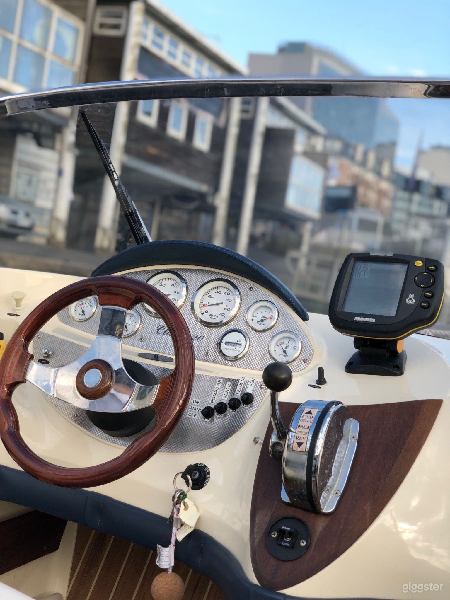 Elegant Classic-Style Boat on the Seine – Ideal for Intimate Photo 2