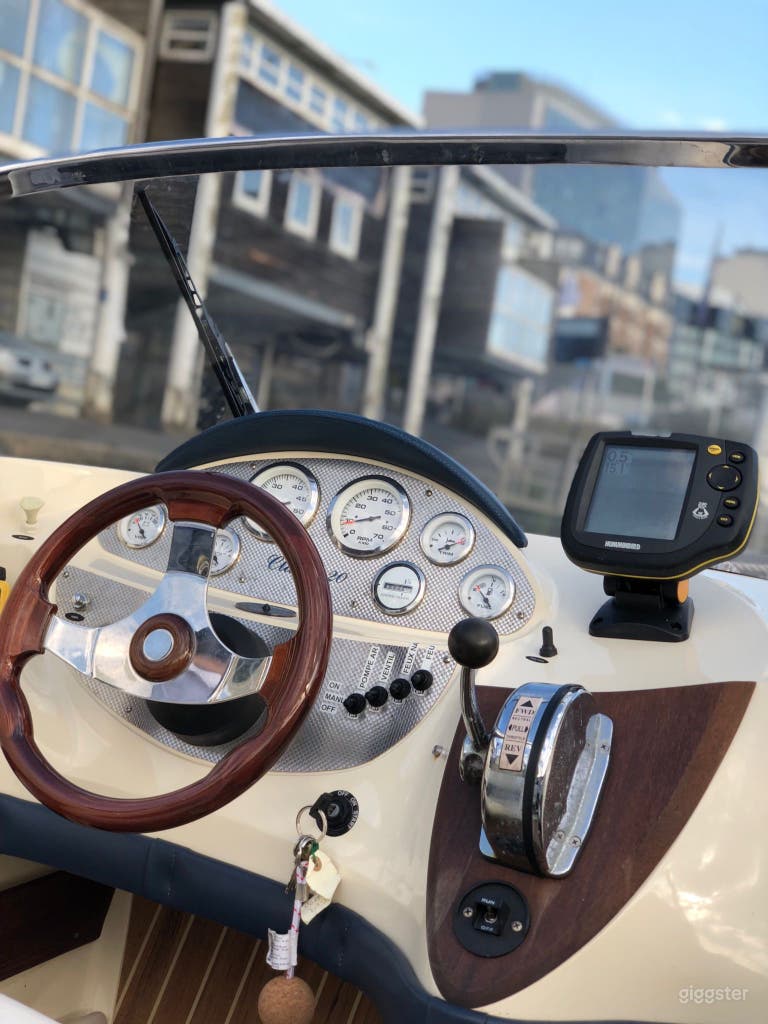  Elegant Classic-Style Boat on the Seine – Ideal for Intimate 