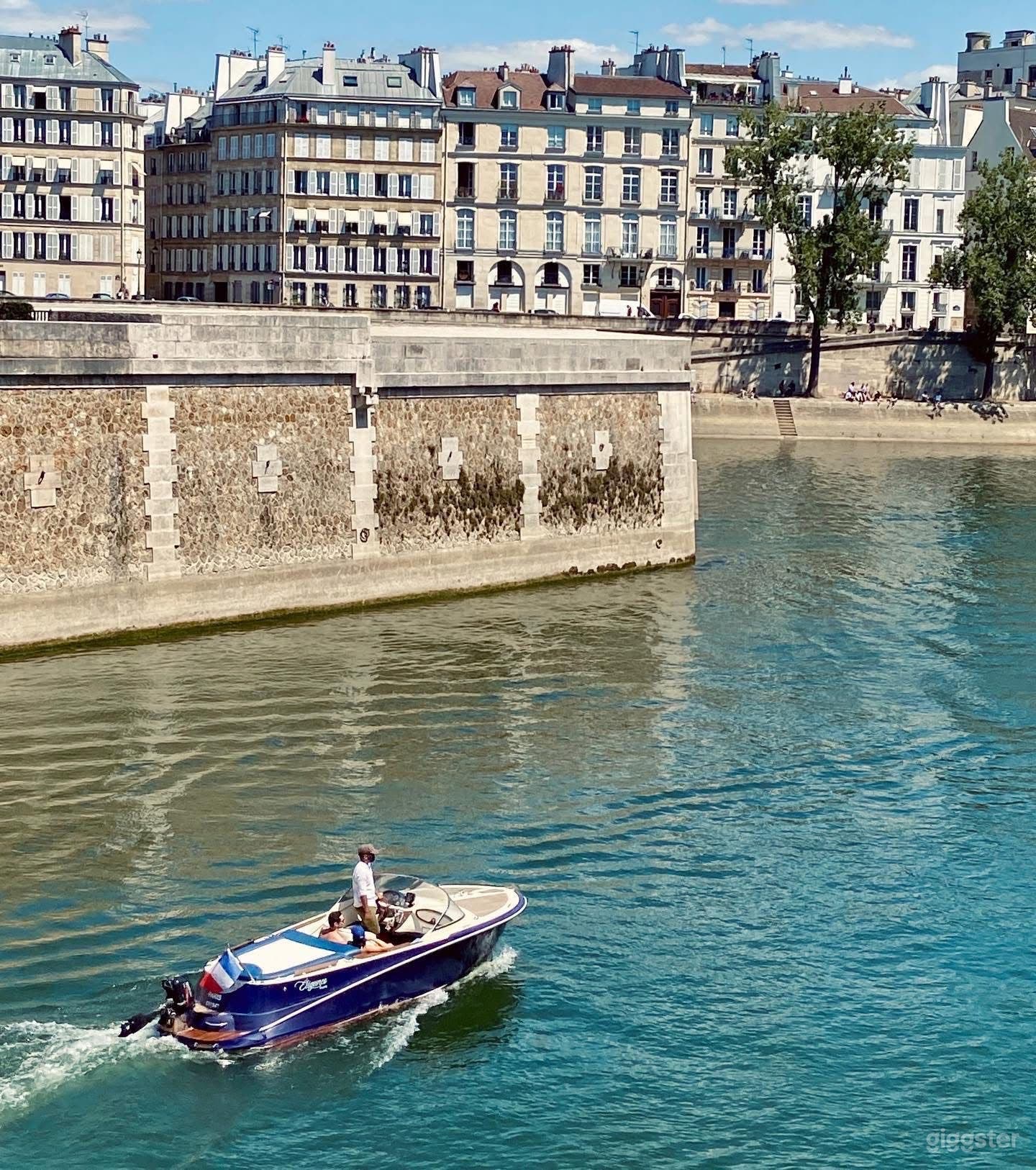 Elegant Classic-Style Boat on the Seine – Ideal for Intimate Photo 4