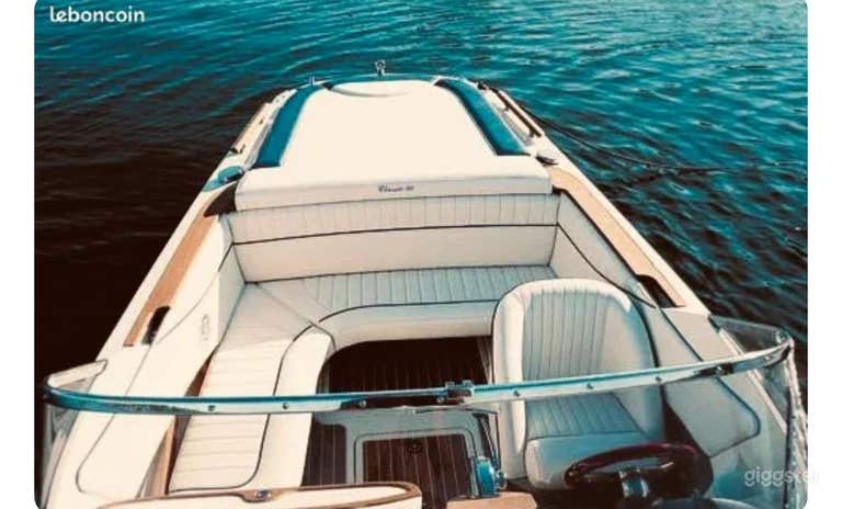  Elegant Classic-Style Boat on the Seine – Ideal for Intimate 