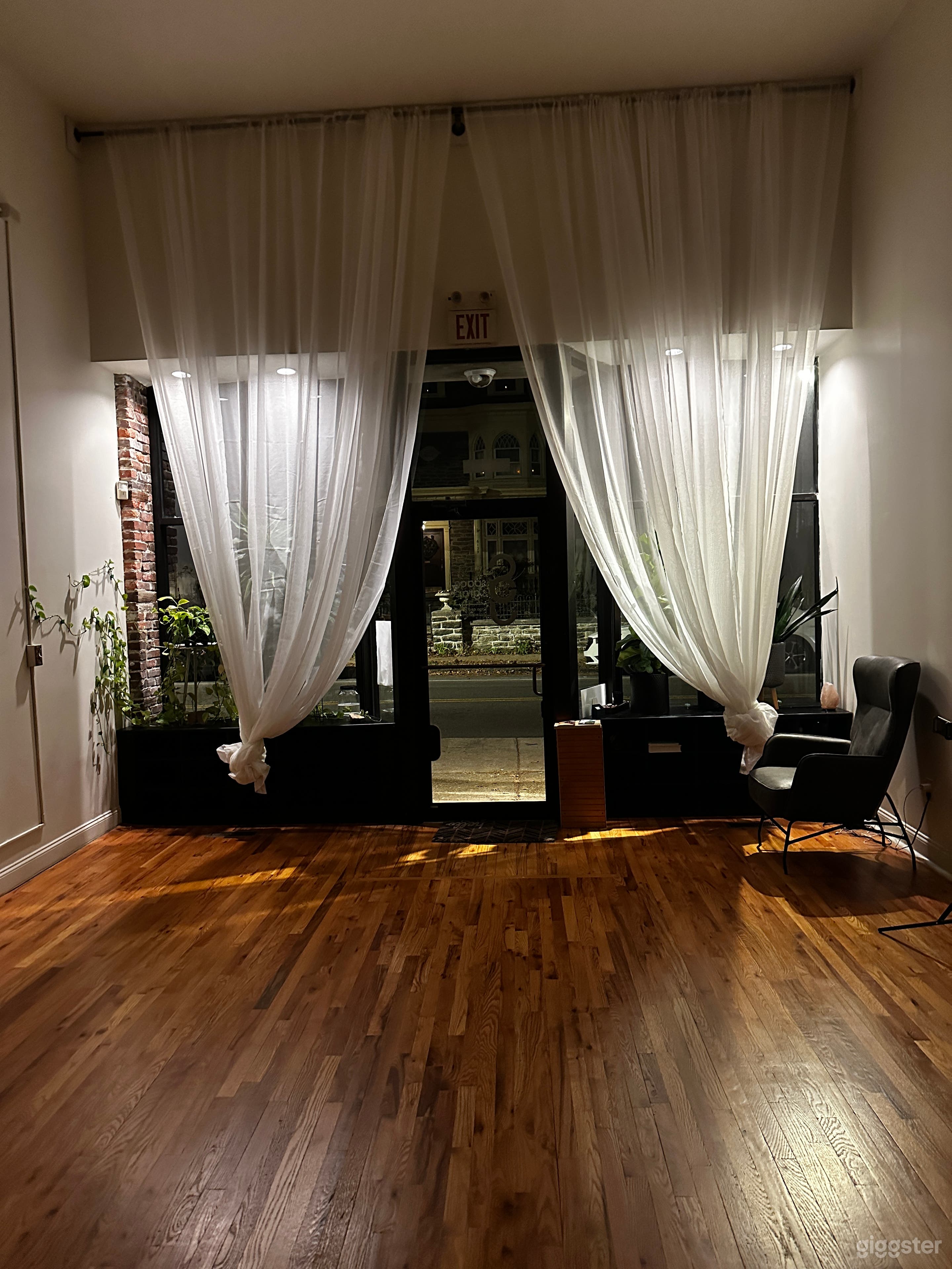 Cozy Urban Studio with Natural Light in Germantown Photo 3