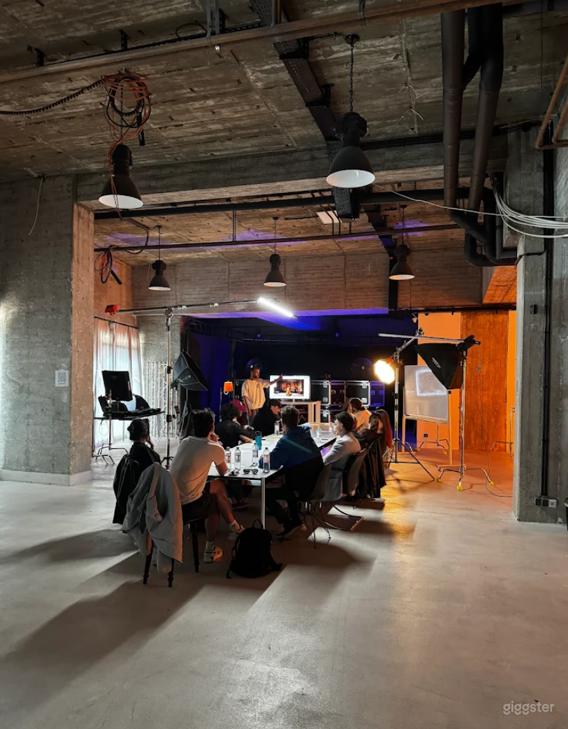 Industrial Loft Studio for Podcasts, Interviews & Content Foto 1