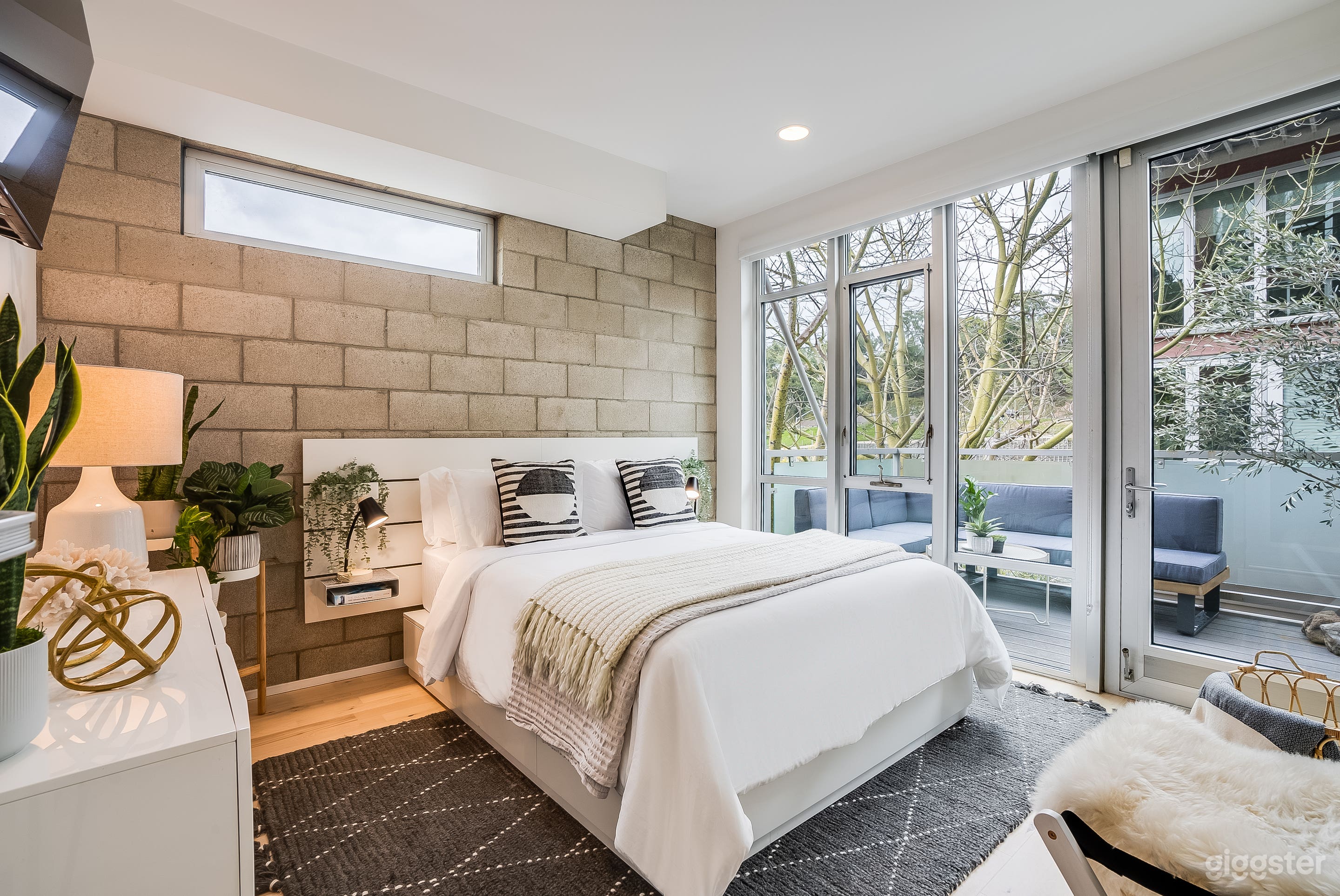 Open 4 story loft at the entrance of Universal  Photo 4