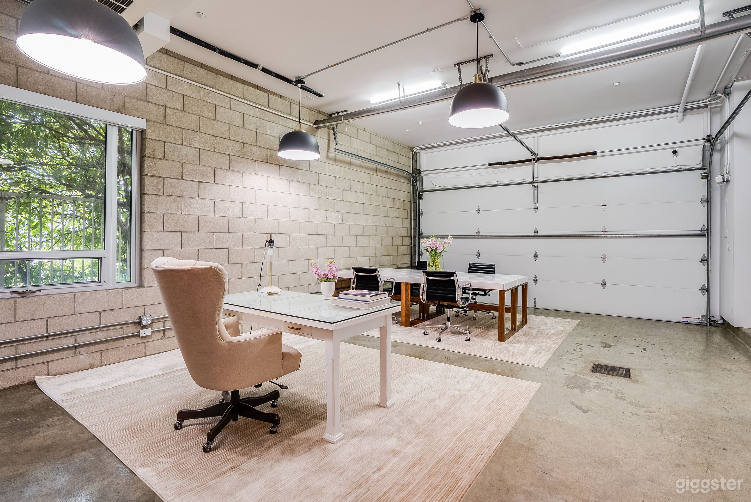 Open 4 story loft at the entrance of Universal  Photo 3