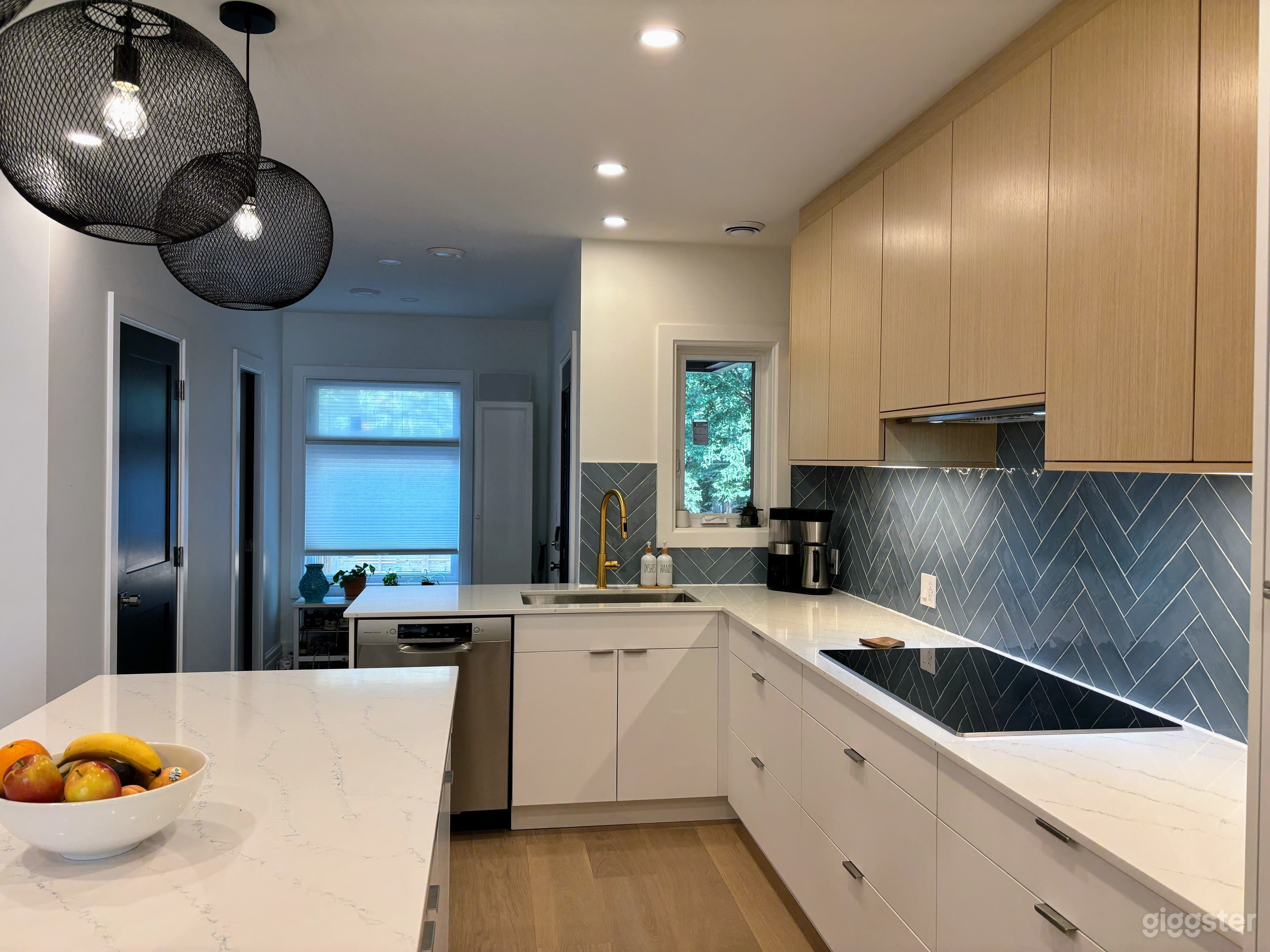 Immaculate Modern Kitchen Photo 3