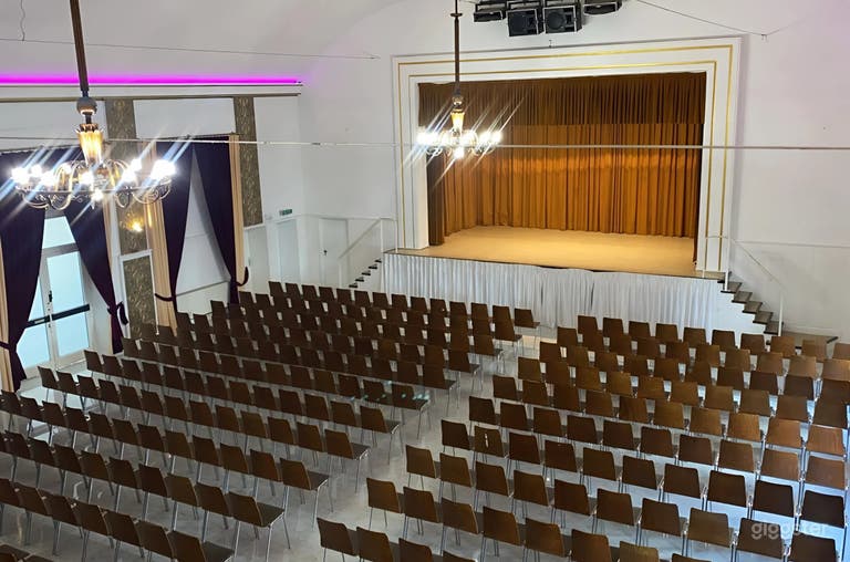  Grand Show Theatre mit riesiger Bühne 