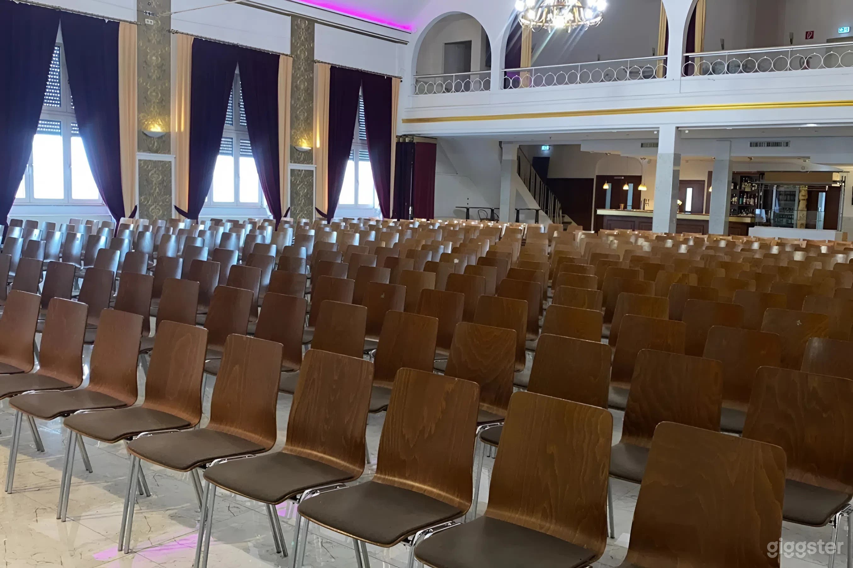 Grand Show Theatre mit riesiger Bühne Foto 4