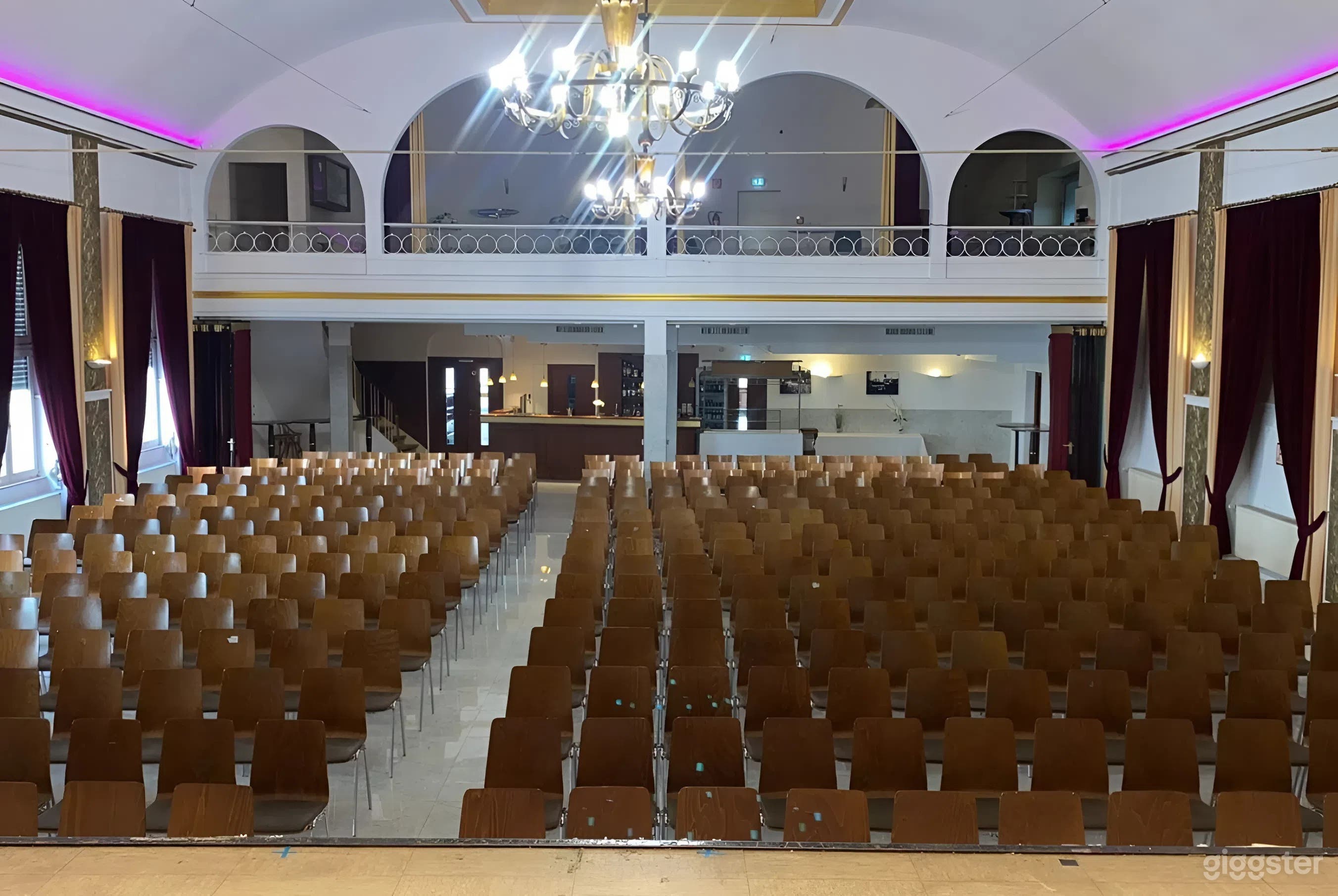 Grand Show Theatre mit riesiger Bühne Foto 3