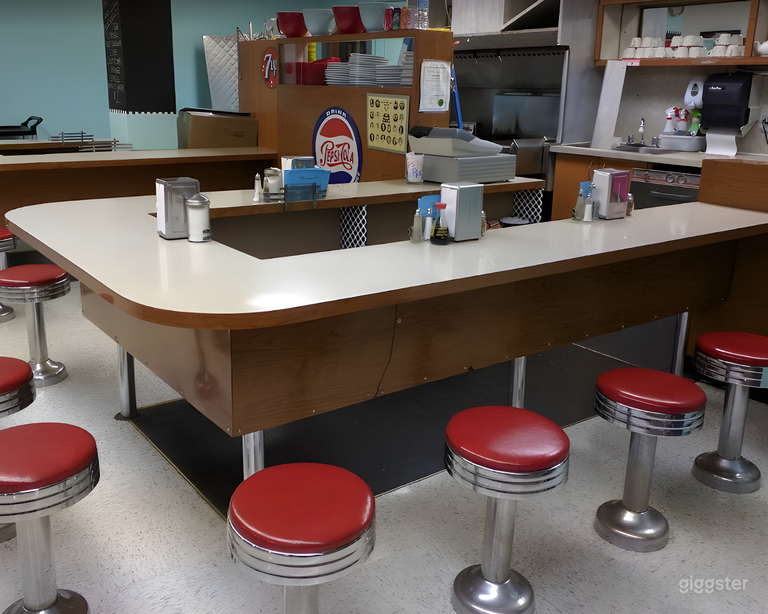  Retro Diner-Style Cafe with Vintage Charm 