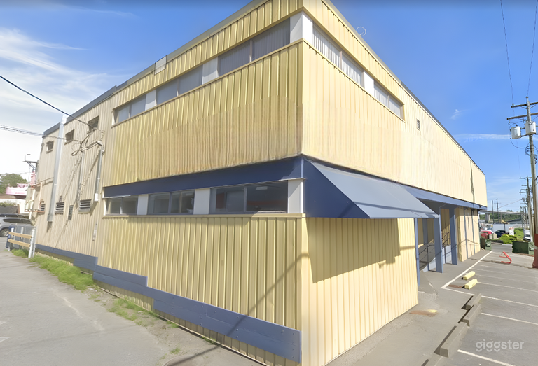  Retro Diner-Style Cafe with Vintage Charm 