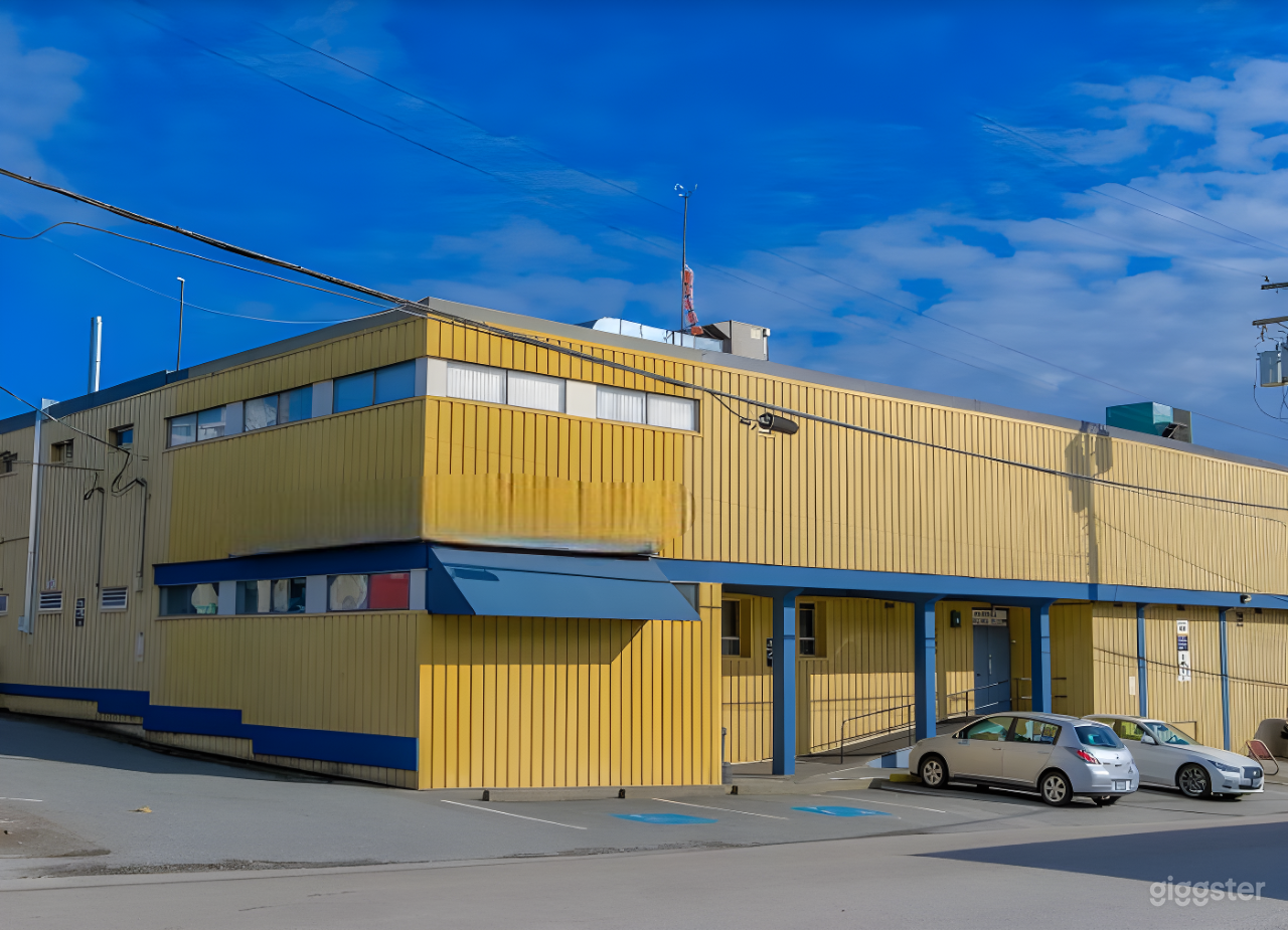 Retro Diner-Style Cafe with Vintage Charm Photo 4