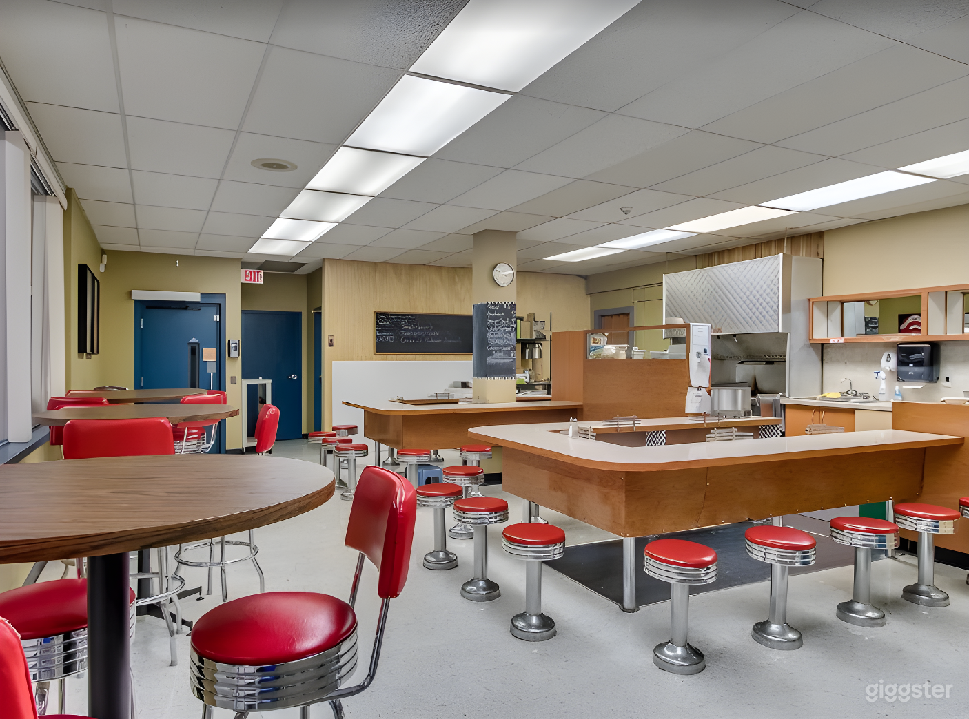 Retro Diner-Style Cafe with Vintage Charm Photo 1