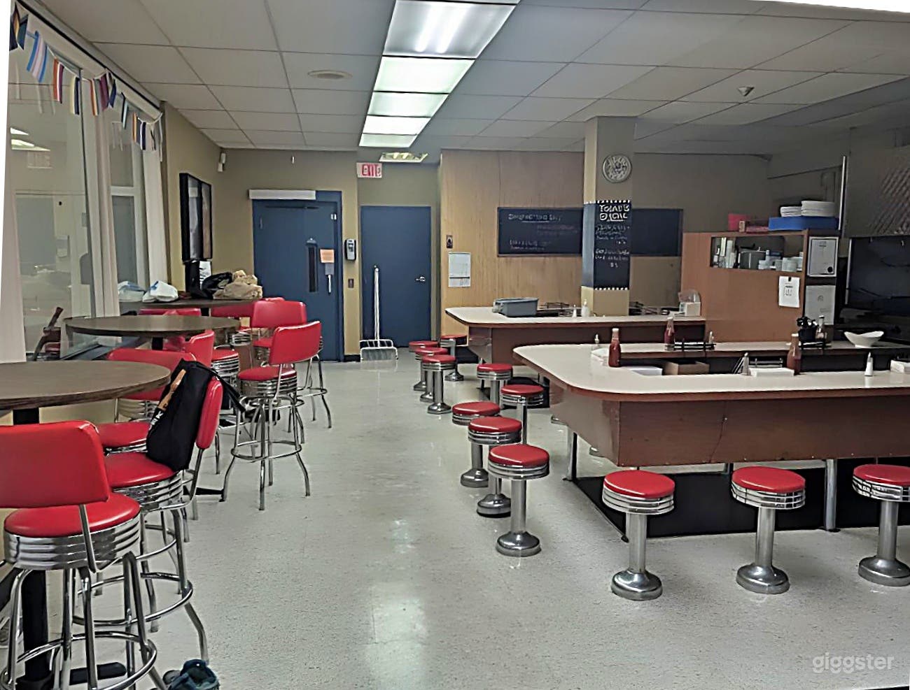 Retro Diner-Style Cafe with Vintage Charm Photo 3