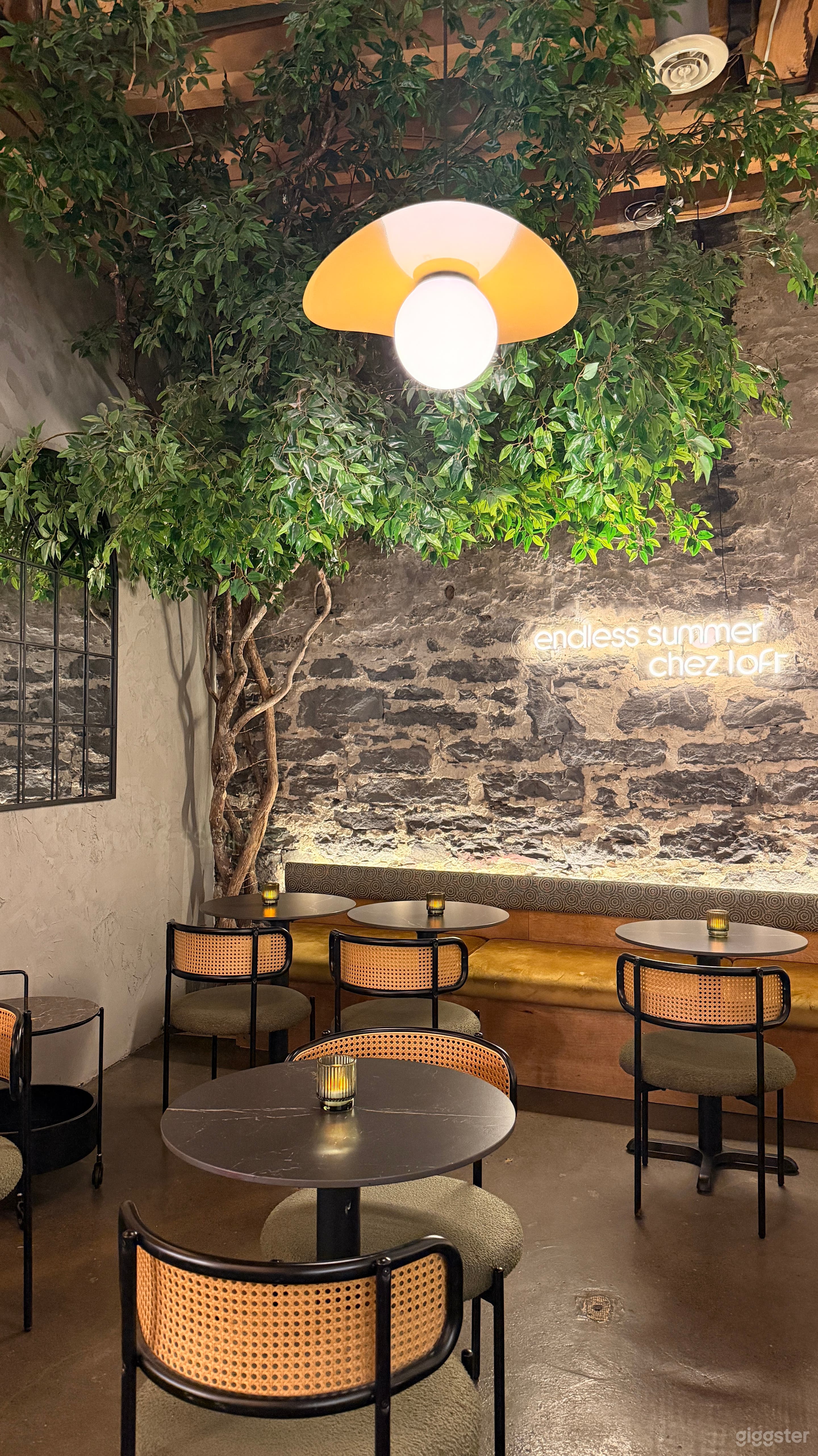 Chic & Versatile Event Space in Old Montreal Photo 3