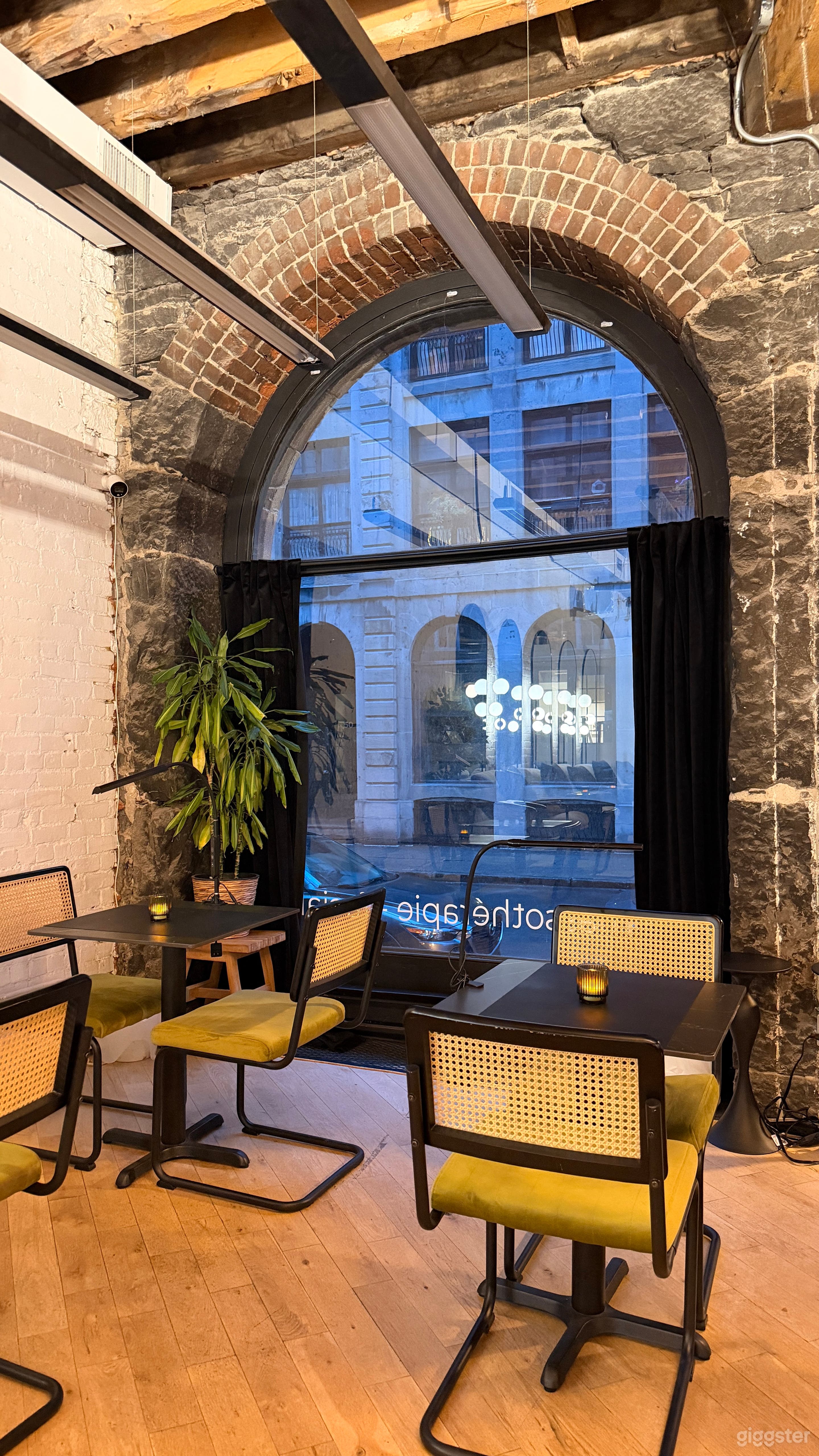 Chic & Versatile Event Space in Old Montreal Photo 4