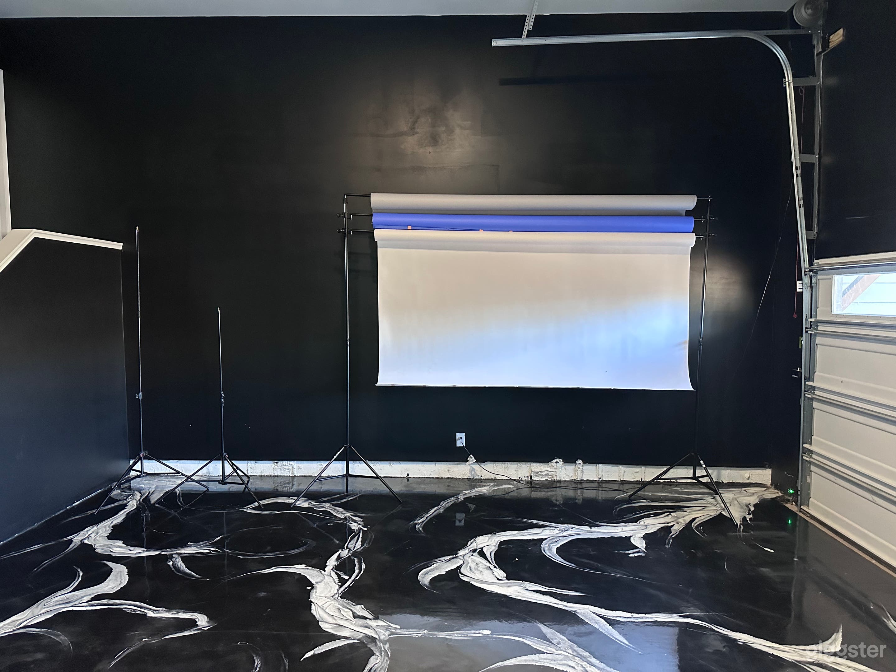 Photo Studio with Backdrop, Lighting and More Photo 3