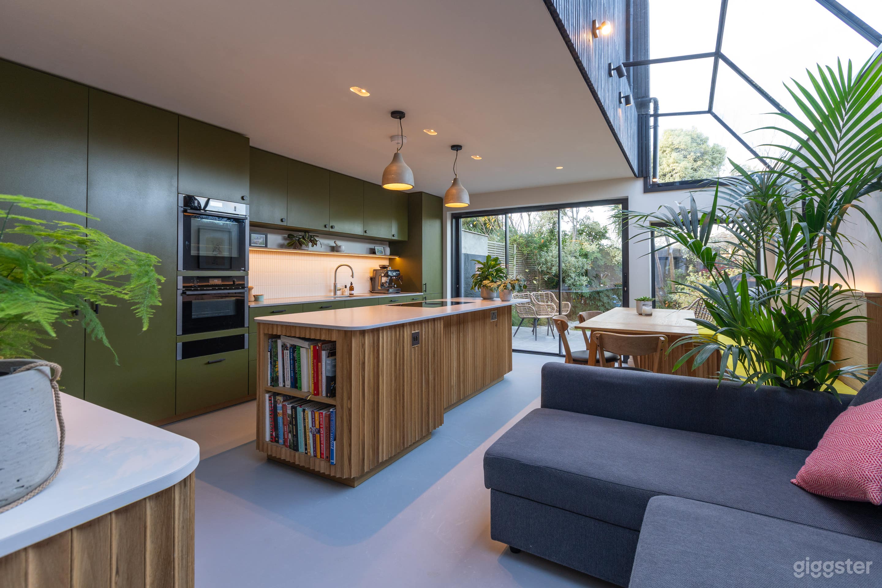 London Home With Ground Floor Loo and Garden Room Photo 1