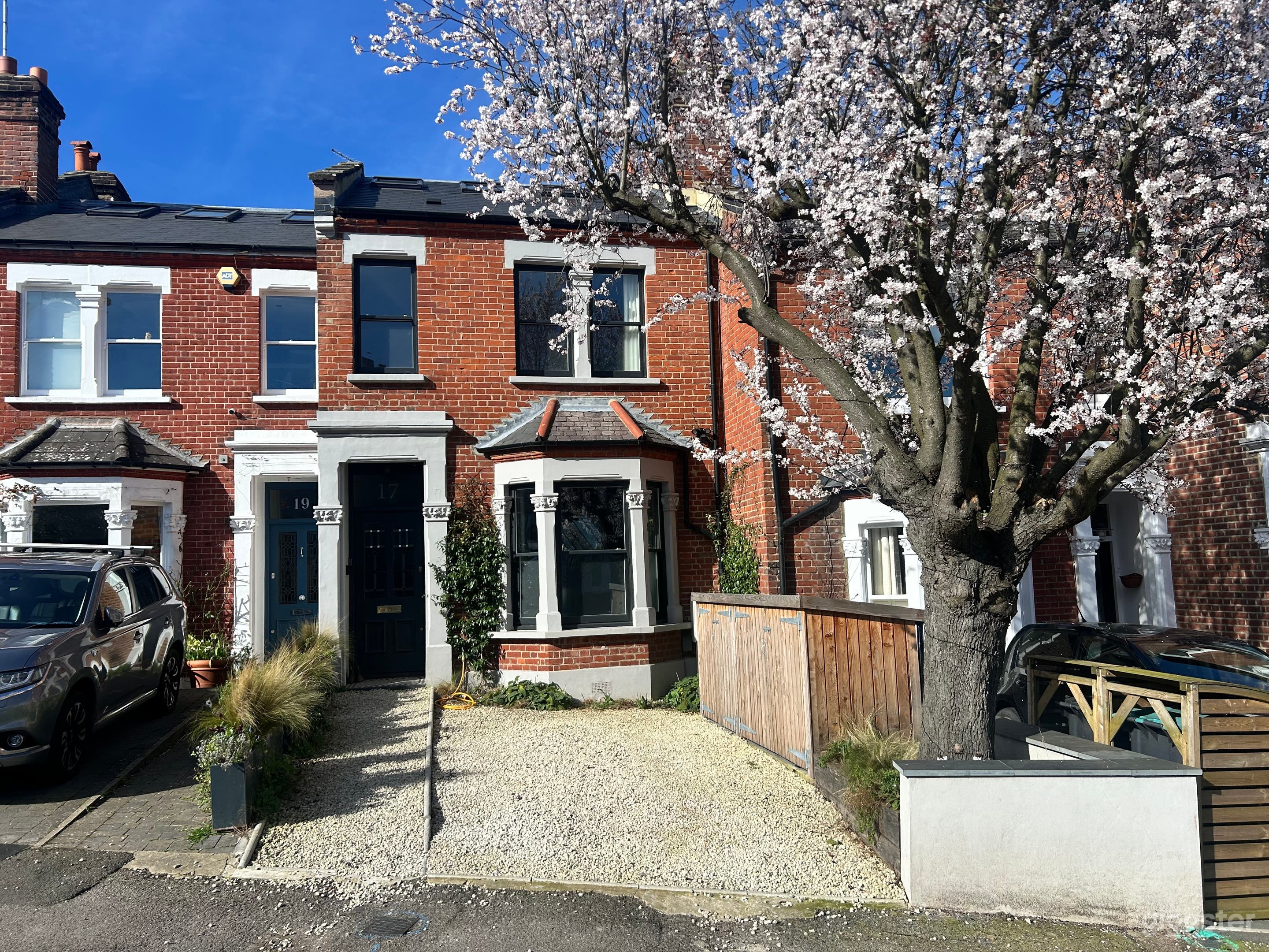 London Home With Ground Floor Loo and Garden Room Photo 2
