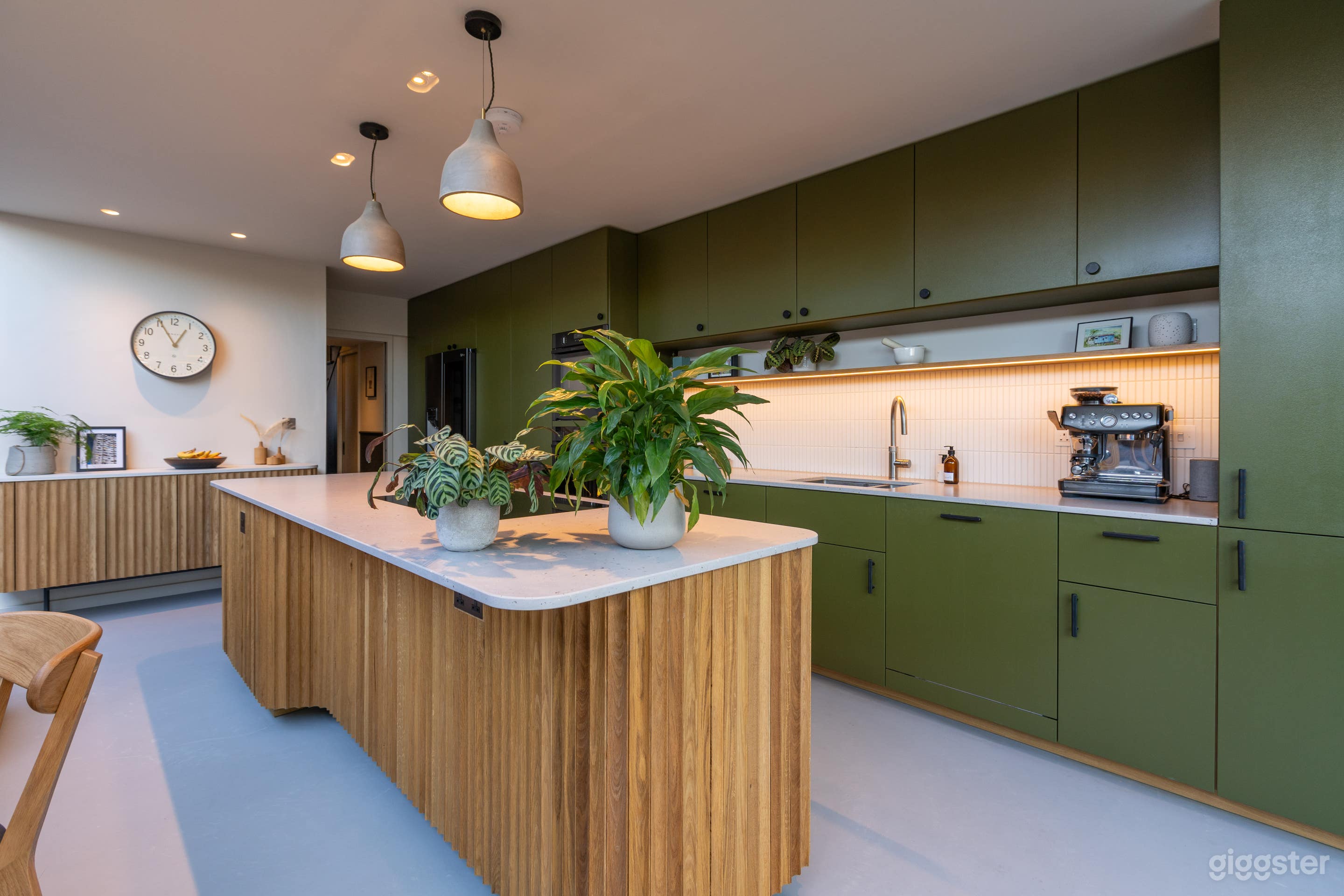 London Home With Ground Floor Loo and Garden Room Photo 4