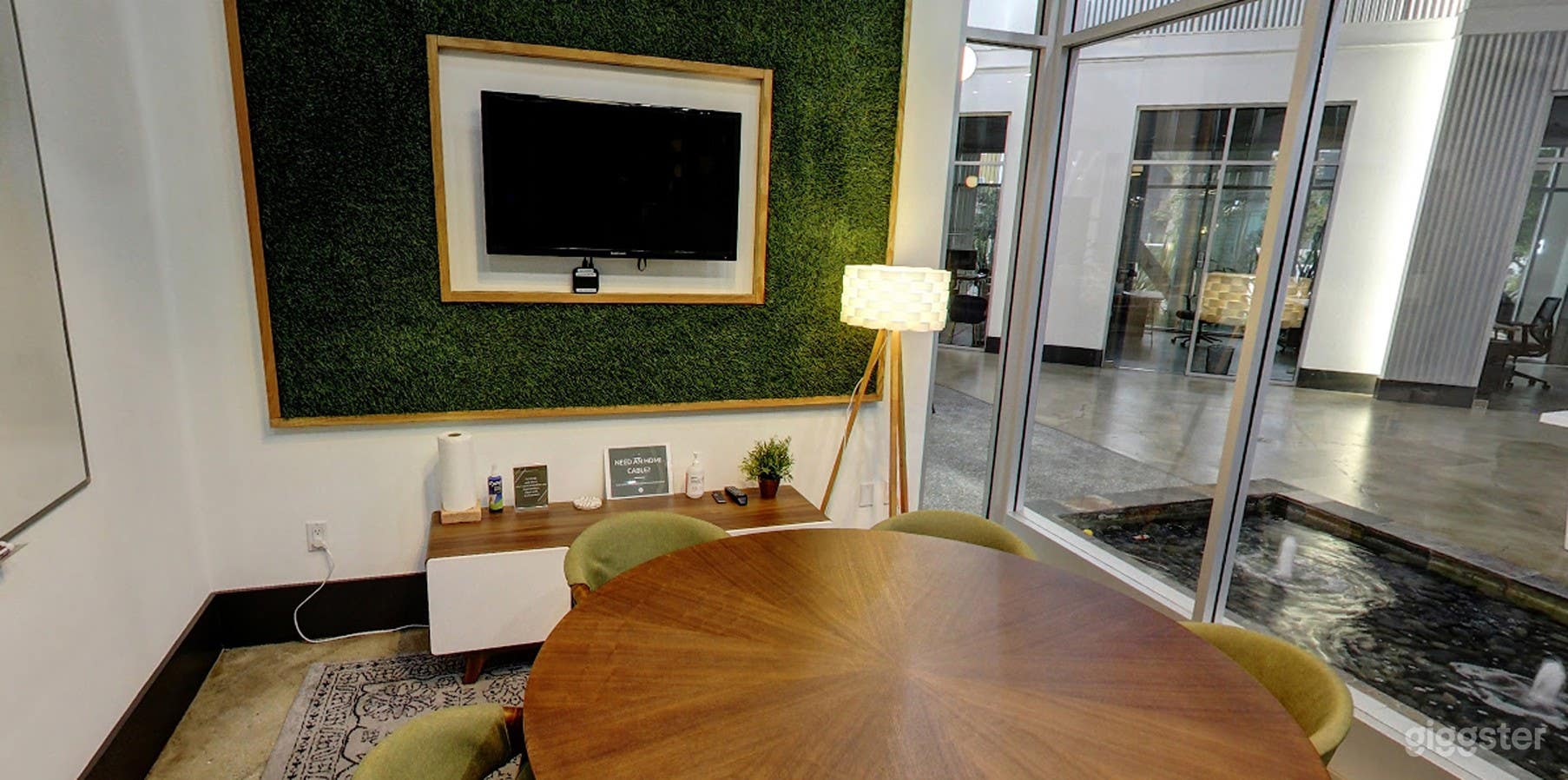 Intimate Small Conference Room Photo 2