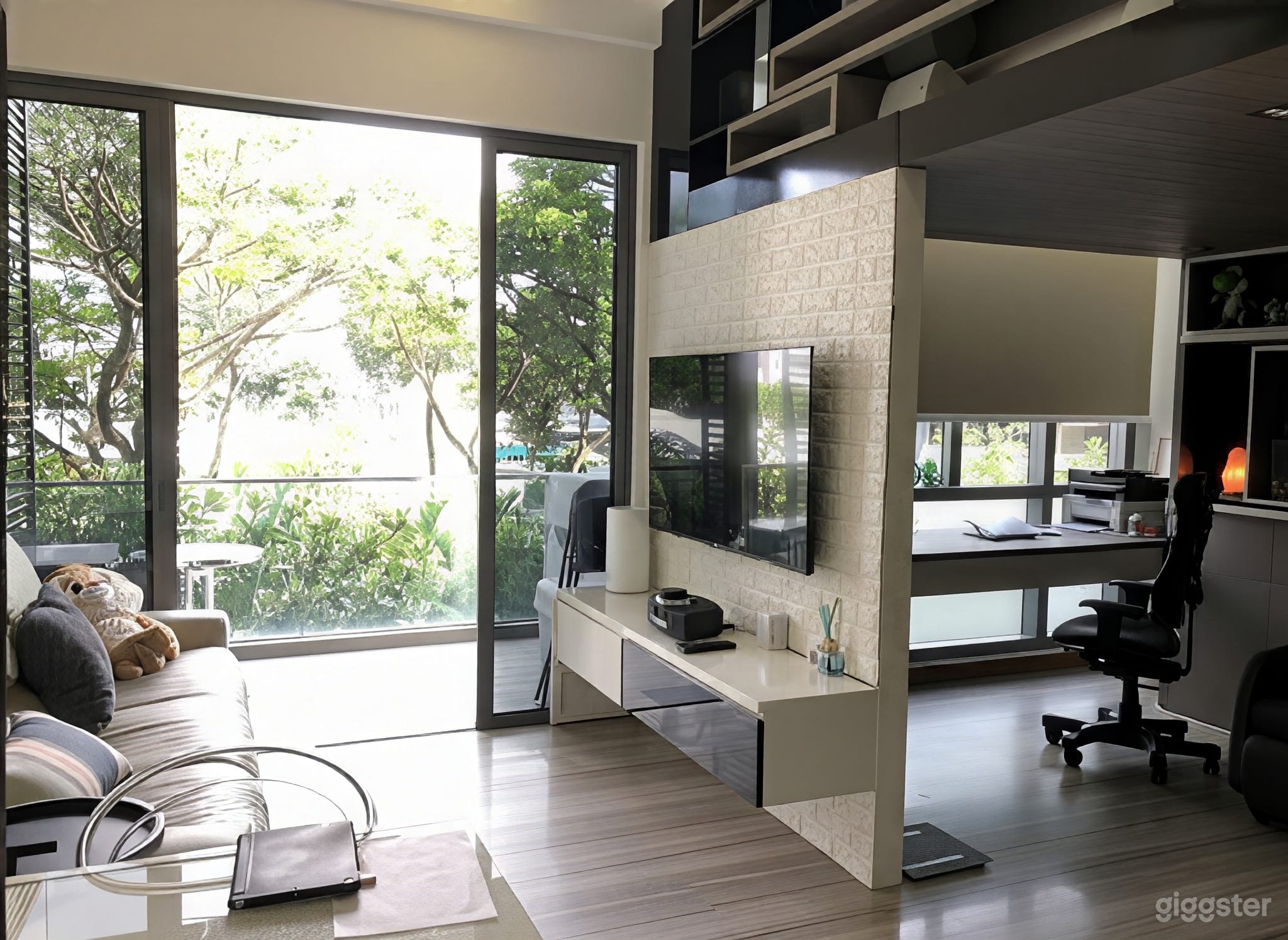 Modern SOHO Living: Loft & Home Office Photo 1