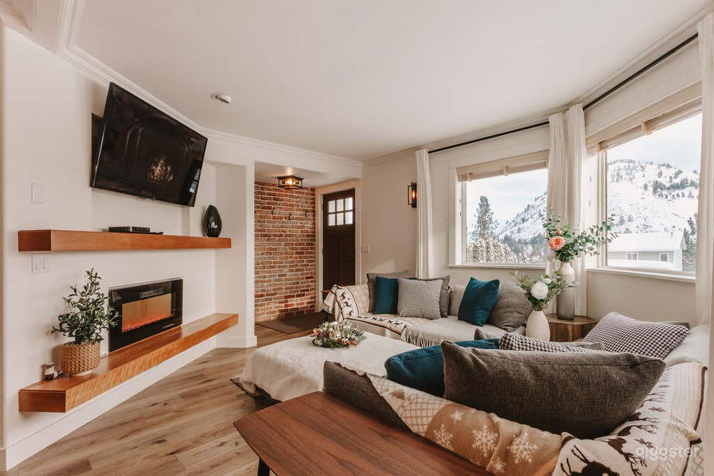 4 BR Cozy Oasis | Cedar Saunda & Hot tub Photo 2