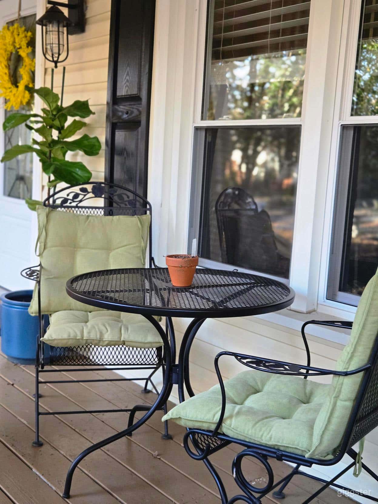 Bright and Breezy Ranch home with Southern-style Porch Photo 4