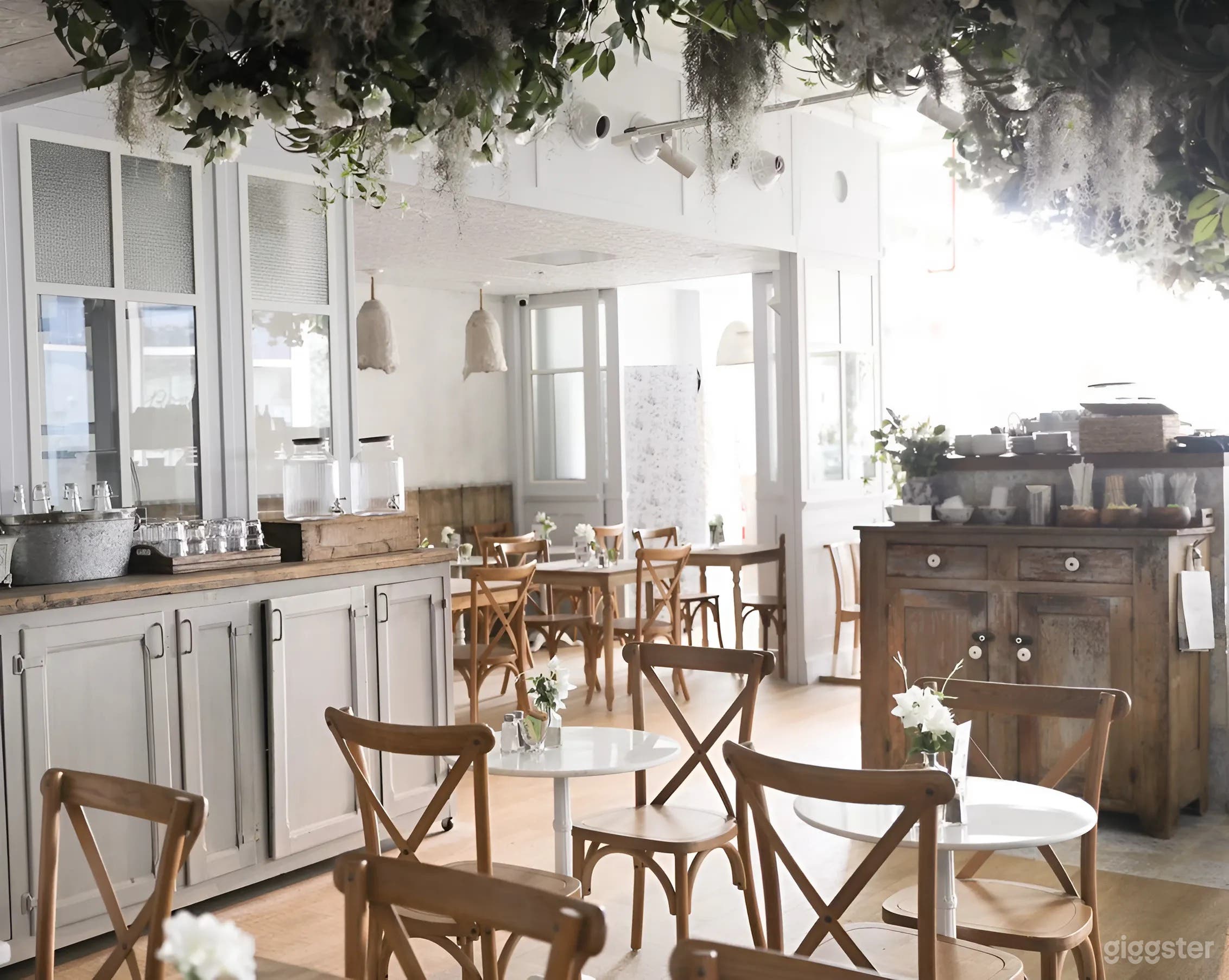 Bright &amp; Charming Café in Sunset Harbour with Coastal Flair Photo 2