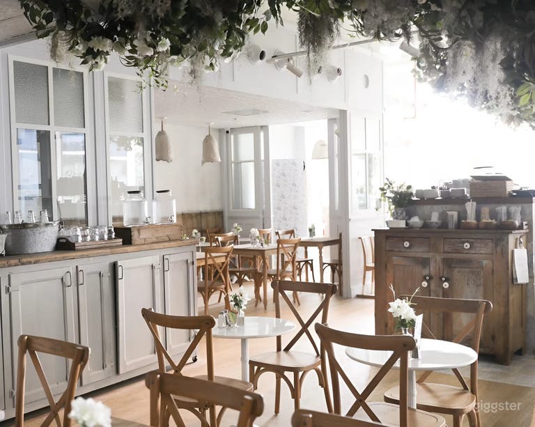  Bright & Charming Café in Sunset Harbour with Coastal Flair 