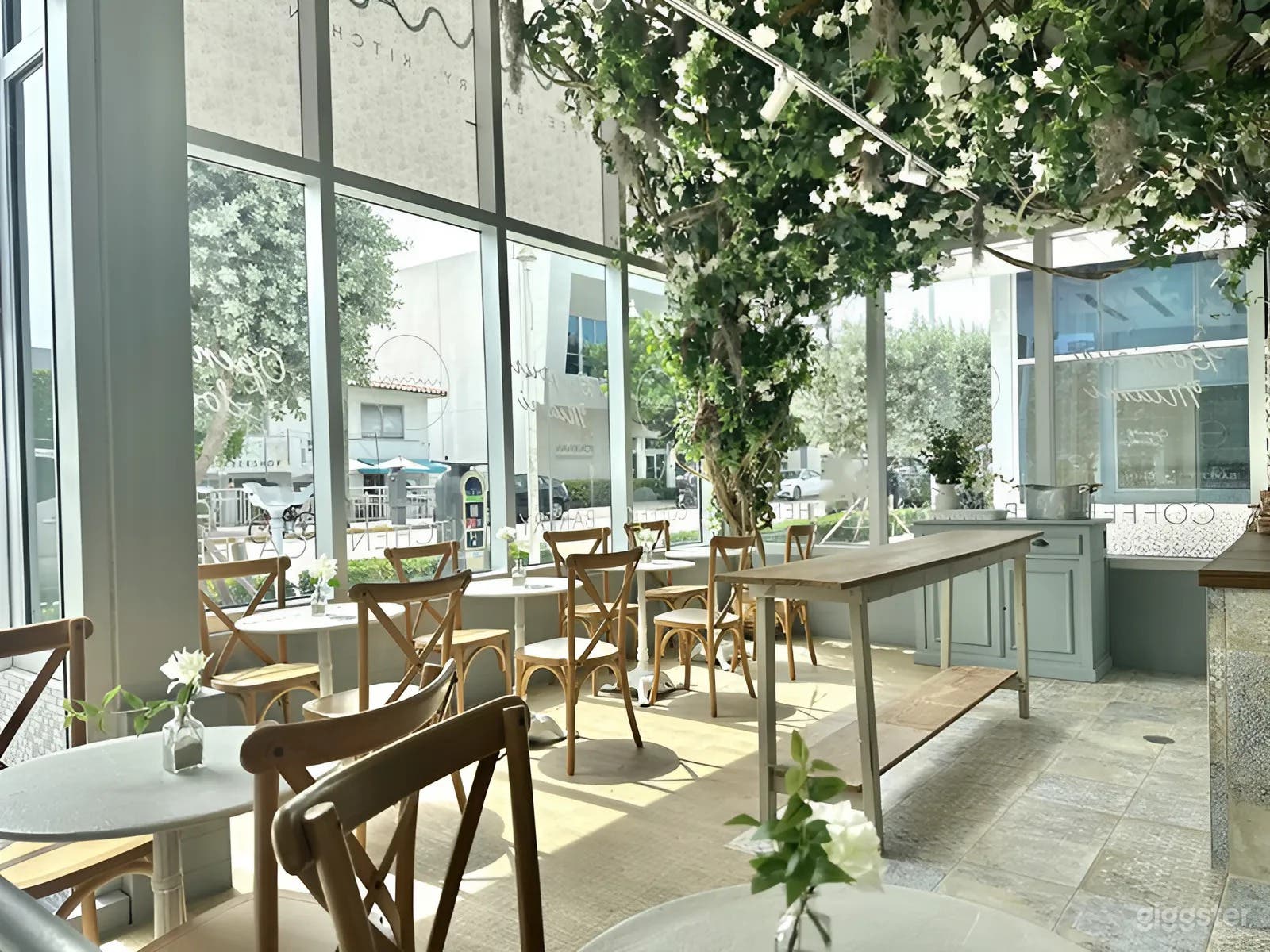 Bright &amp; Charming Café in Sunset Harbour with Coastal Flair Photo 1