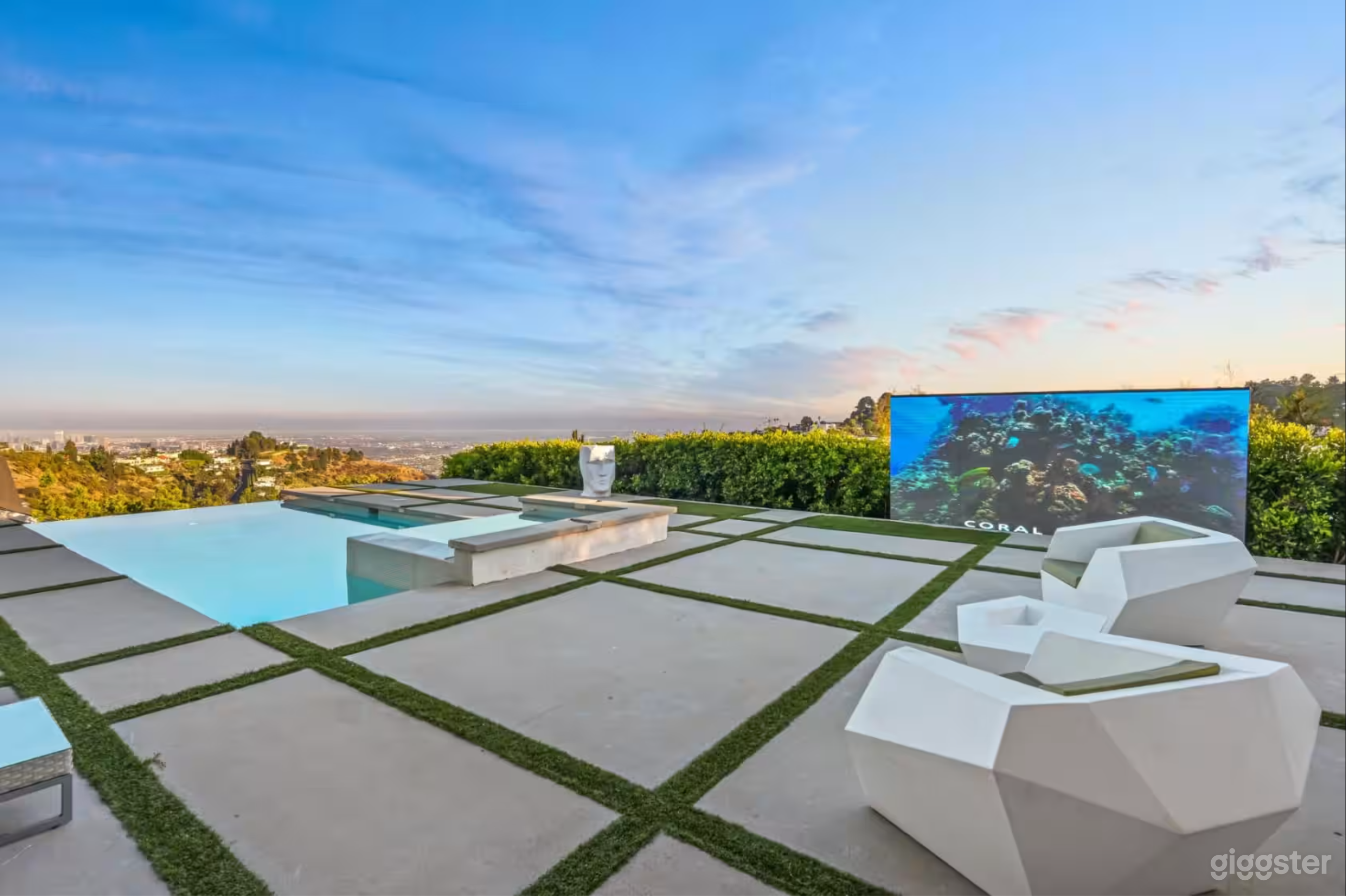 The Olympus with City Views and infinity pool Photo 2