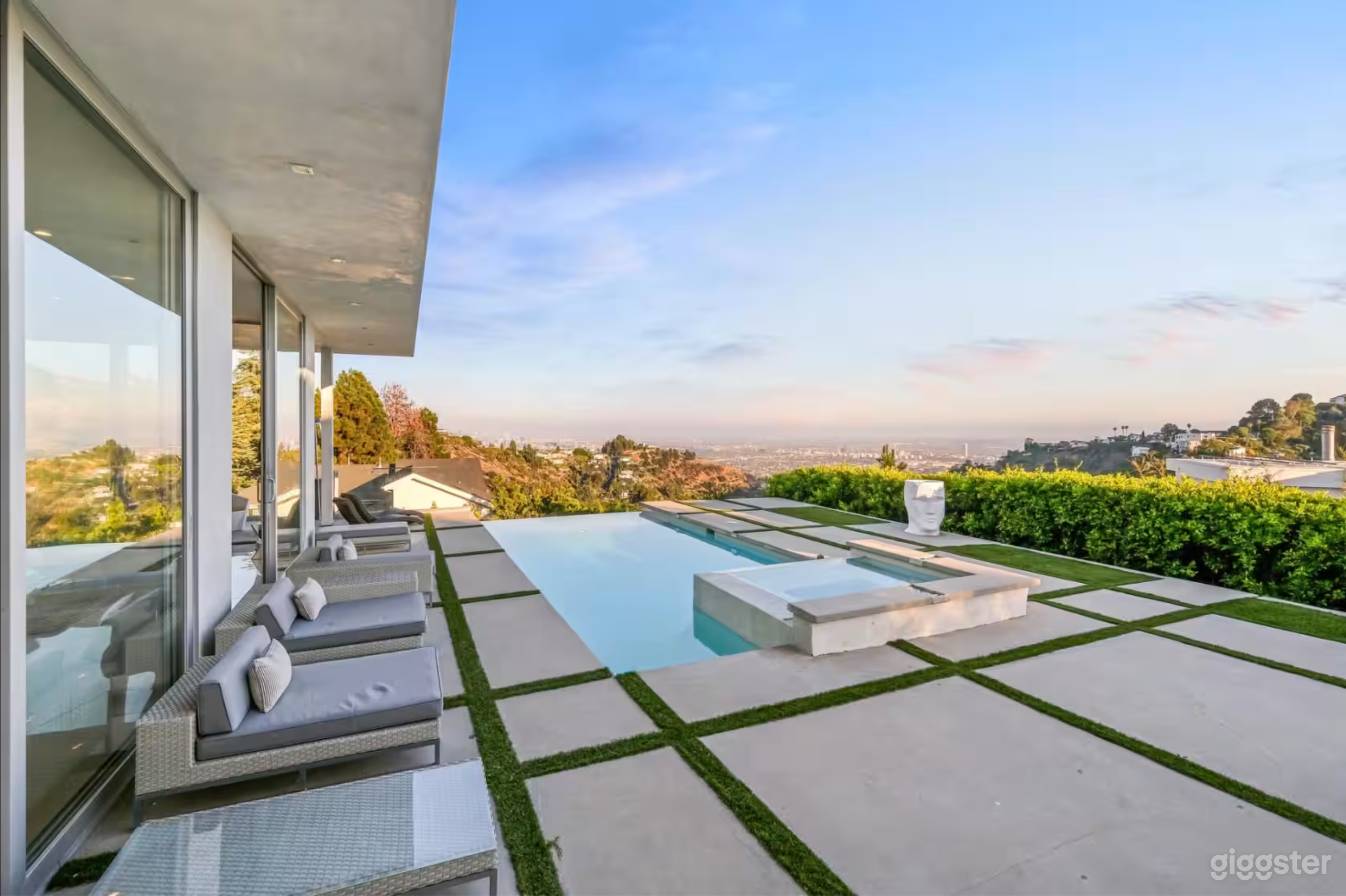 The Olympus with City Views and infinity pool Photo 4