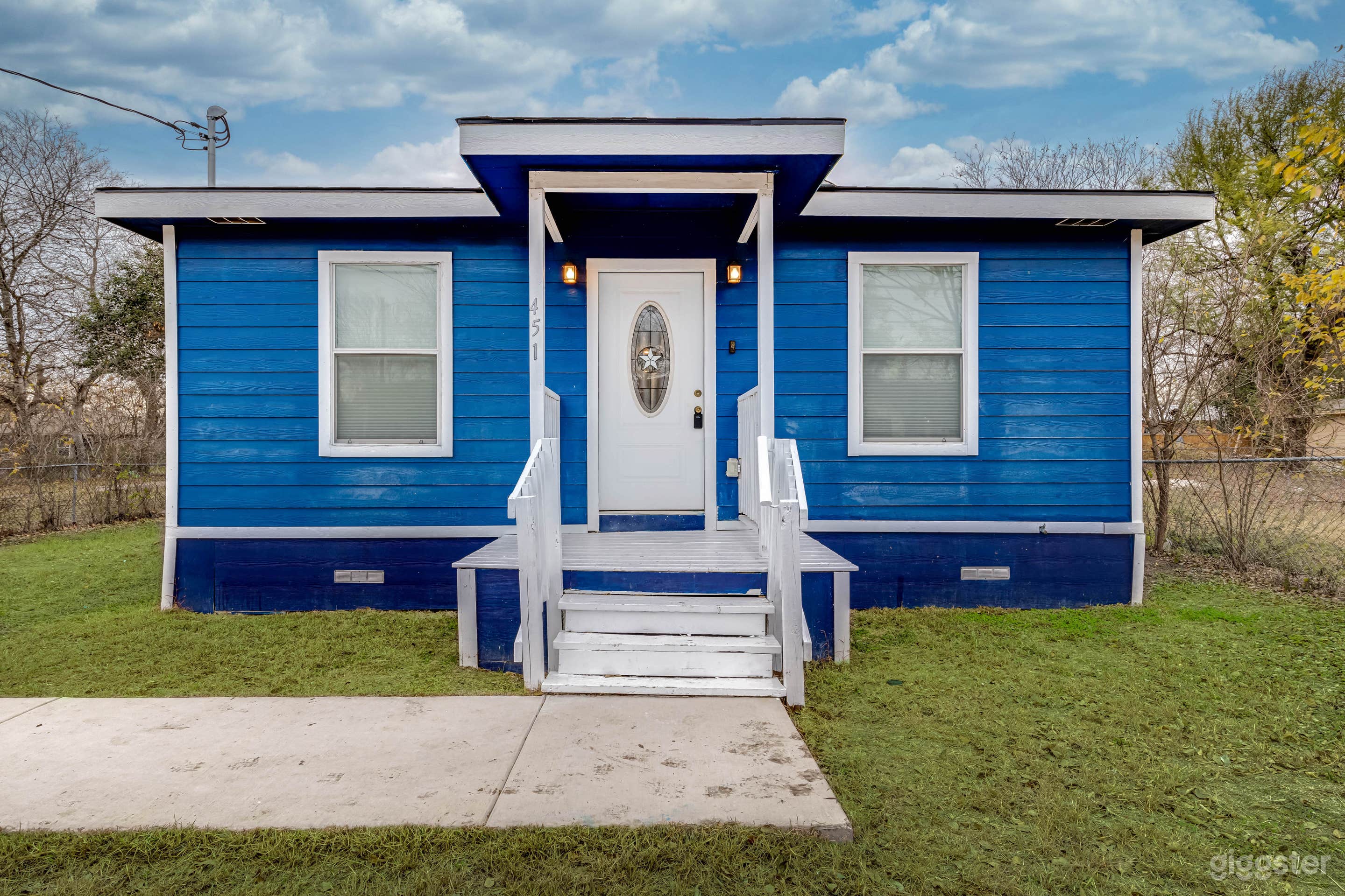 Charming Bright Blue Bungalow – Cozy Retreat Photo 1