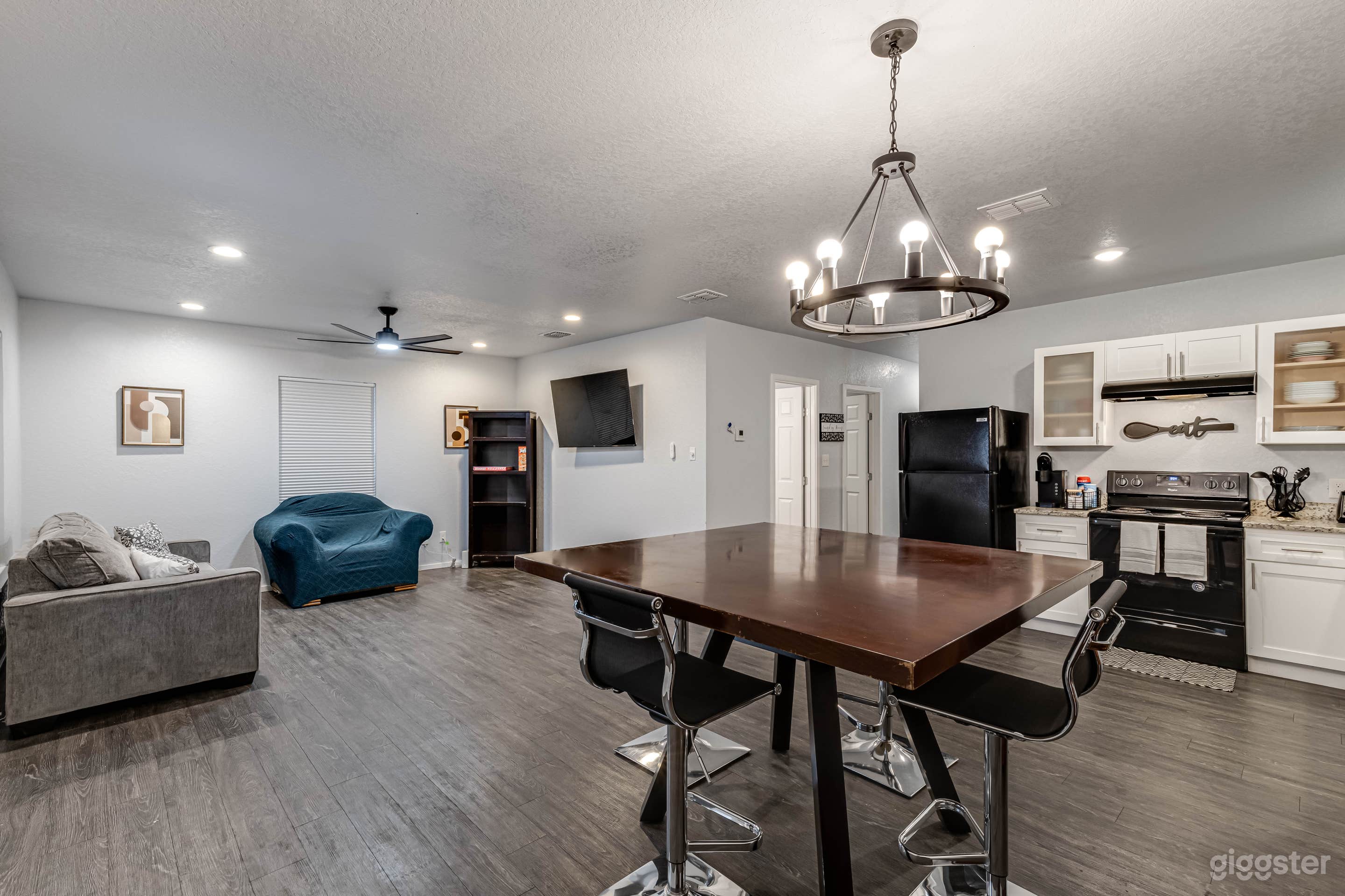 Charming Bright Blue Bungalow – Cozy Retreat Photo 3