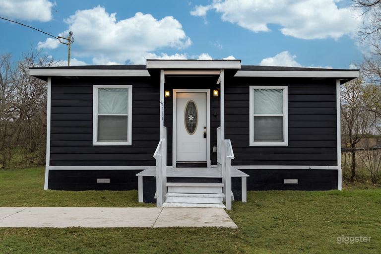  Charming Bright Blue Bungalow – Cozy Retreat 