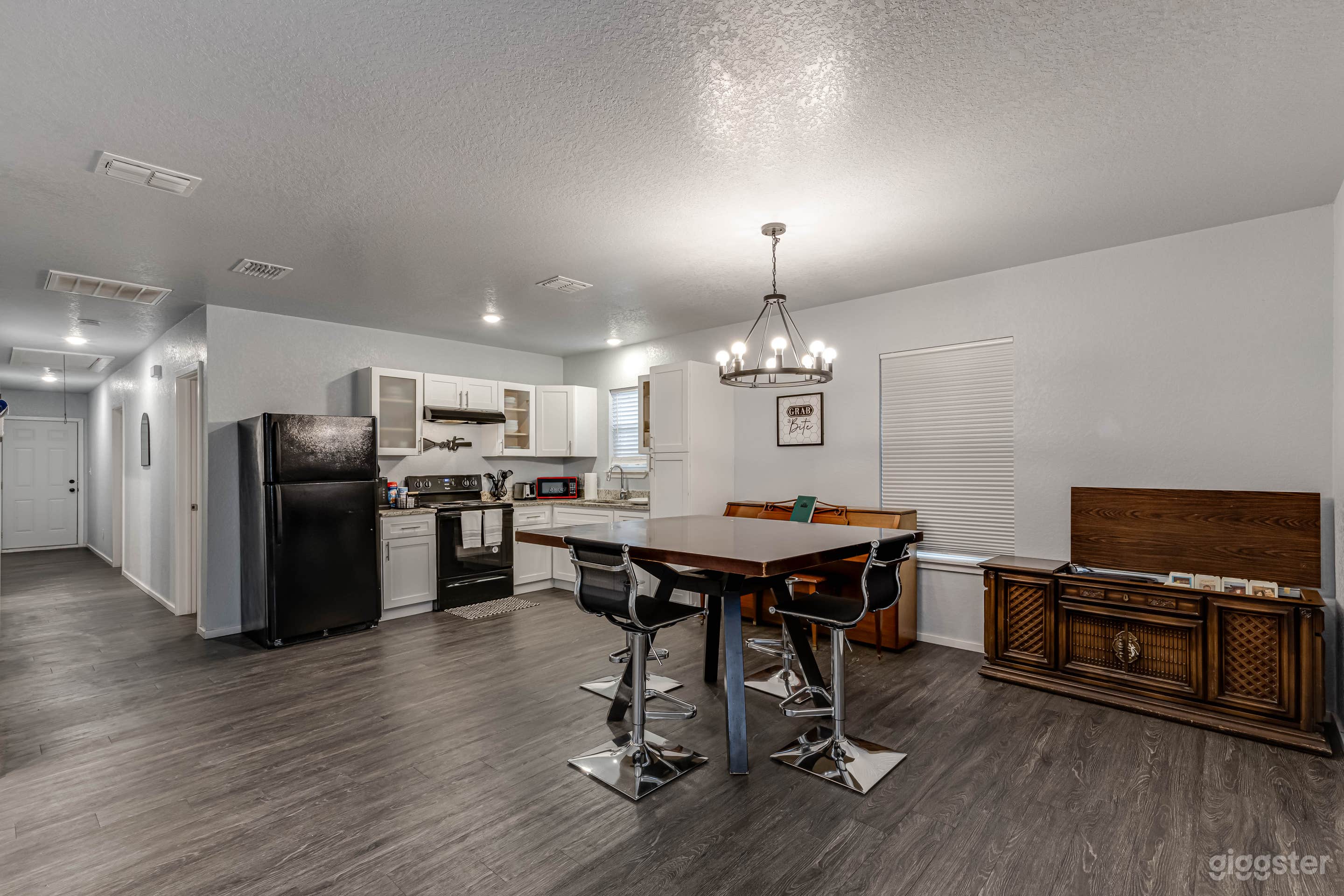 Charming Bright Blue Bungalow – Cozy Retreat Photo 4